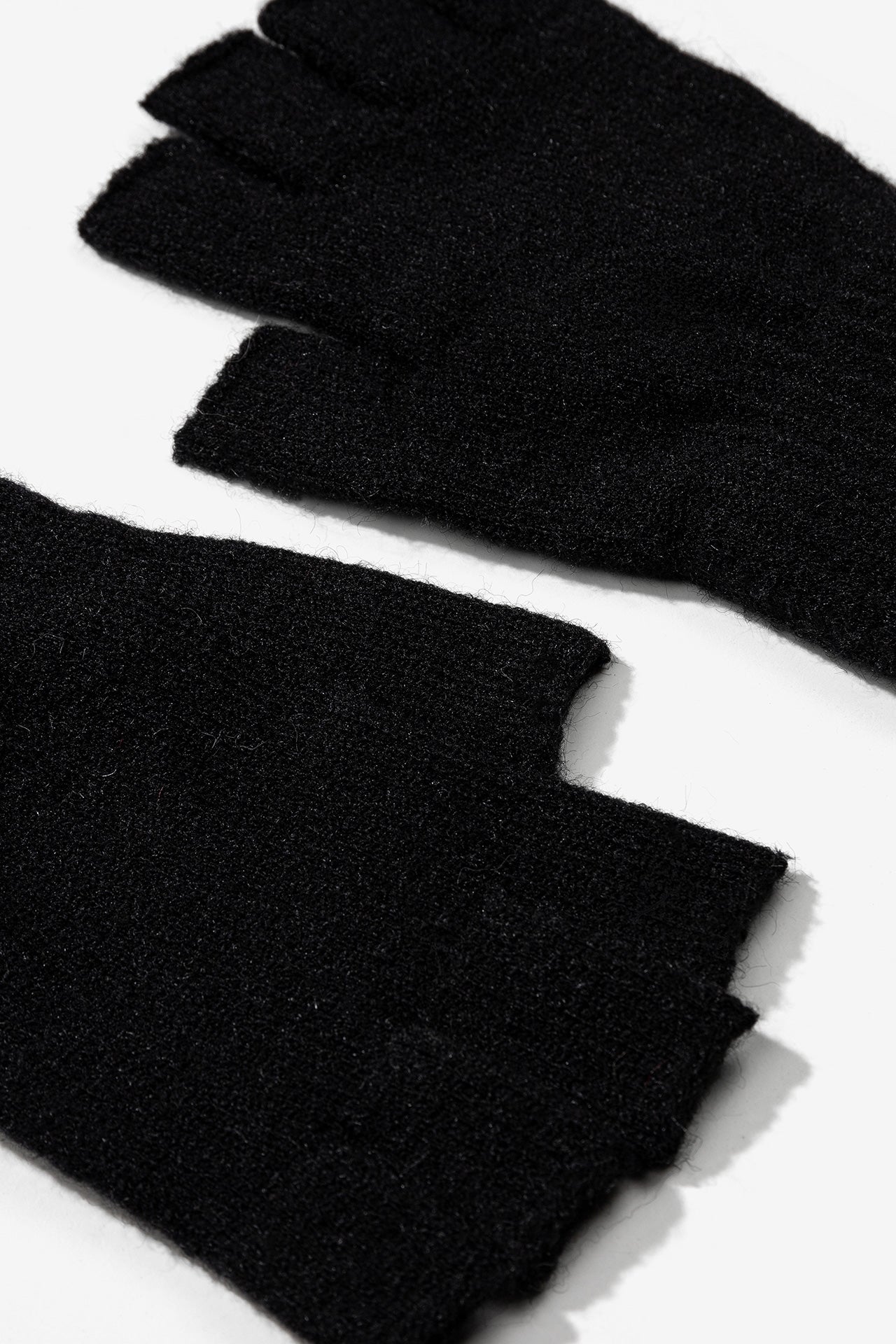 Guantes sin dedos TIFFOSI Dallas negros — detalle del tejido y acabado