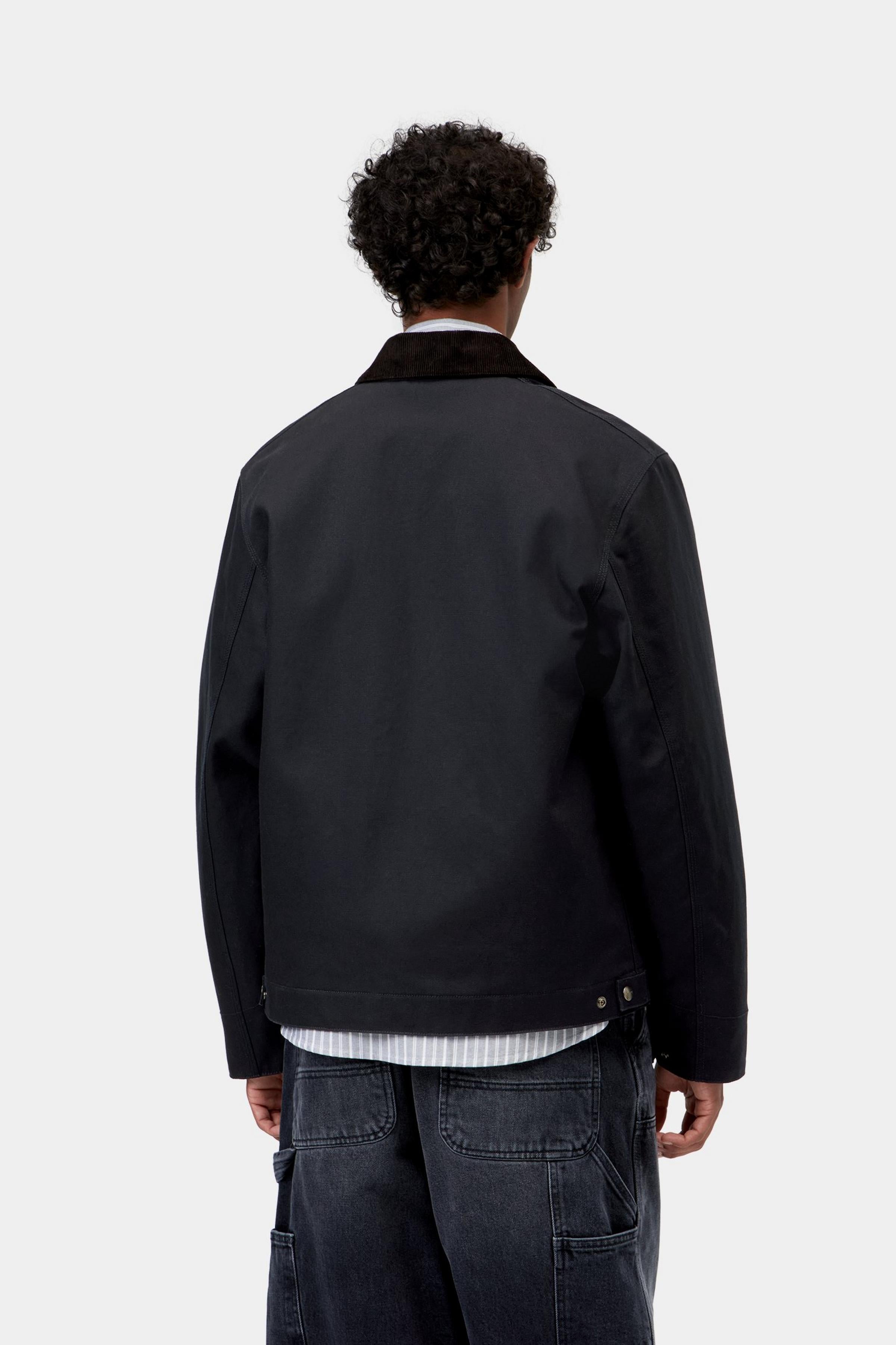 Chaqueta CARHARTT WIP Detroit Jacket Winter Dark Navy Black Rigid vista trasera en modelo