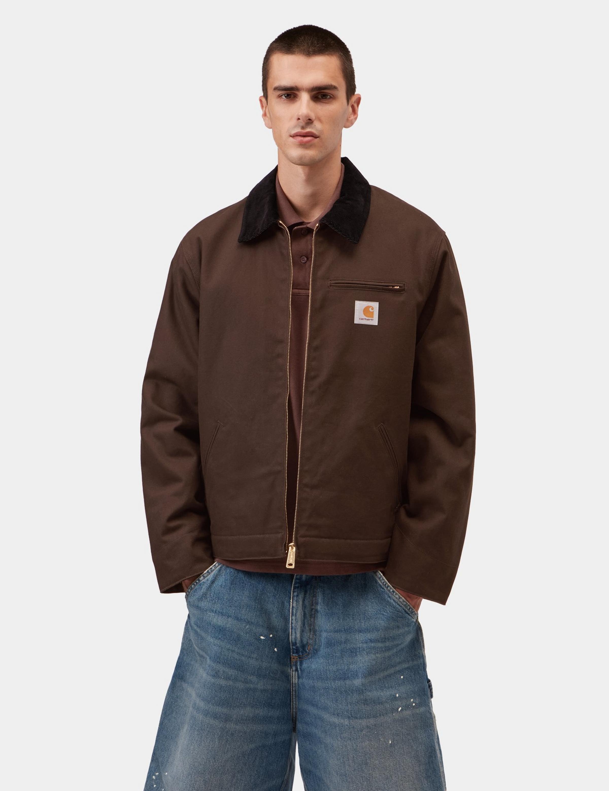 Chaqueta CARHARTT WIP Detroit Jacket Winter Tobacco Black Rigid en modelo
