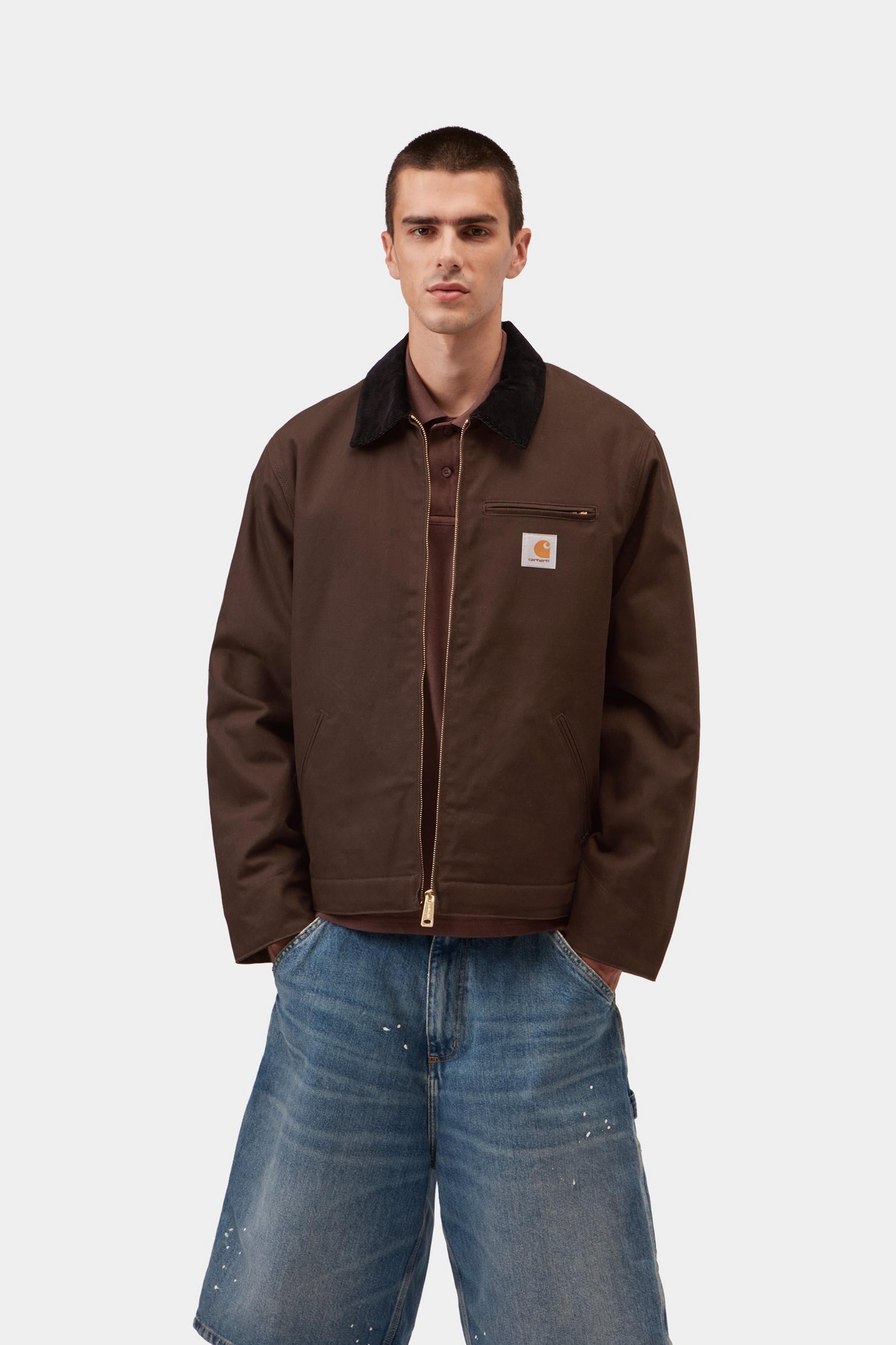 Chaqueta CARHARTT WIP Detroit Jacket Winter Tobacco Black Rigid en modelo