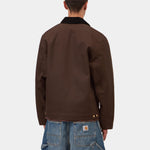 Chaqueta CARHARTT WIP Detroit Jacket Winter Tobacco Black Rigid vista trasera en modelo