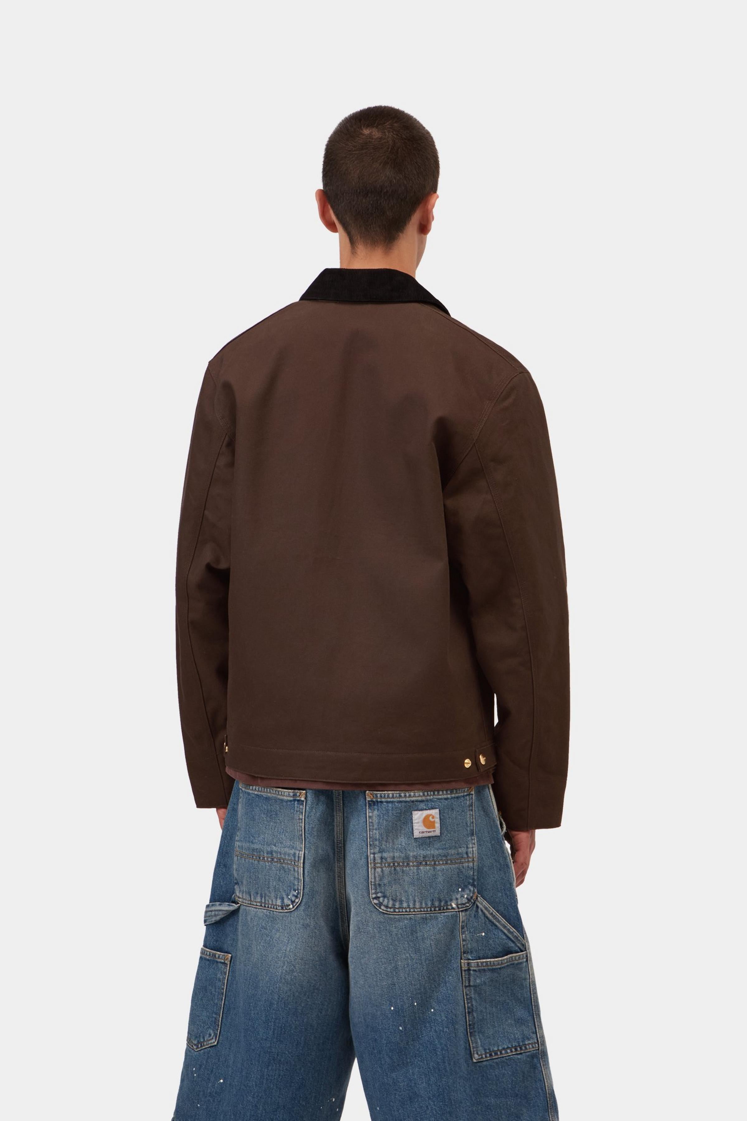 Chaqueta CARHARTT WIP Detroit Jacket Winter Tobacco Black Rigid vista trasera en modelo