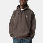 Sudadera CARHARTT WIP Hooded Vista Tobacco Garment Dyed en modelo