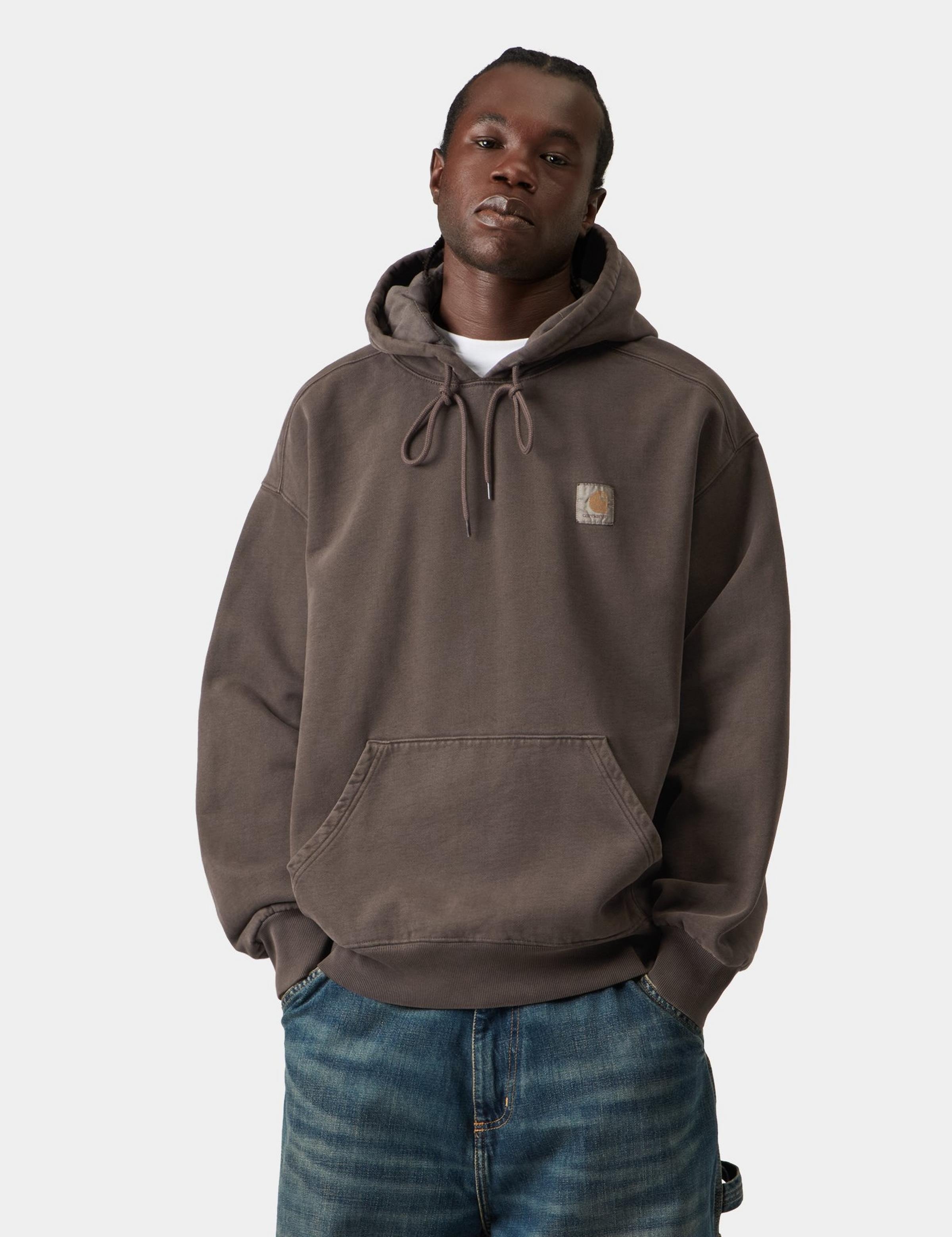 Sudadera CARHARTT WIP Hooded Vista Tobacco Garment Dyed en modelo