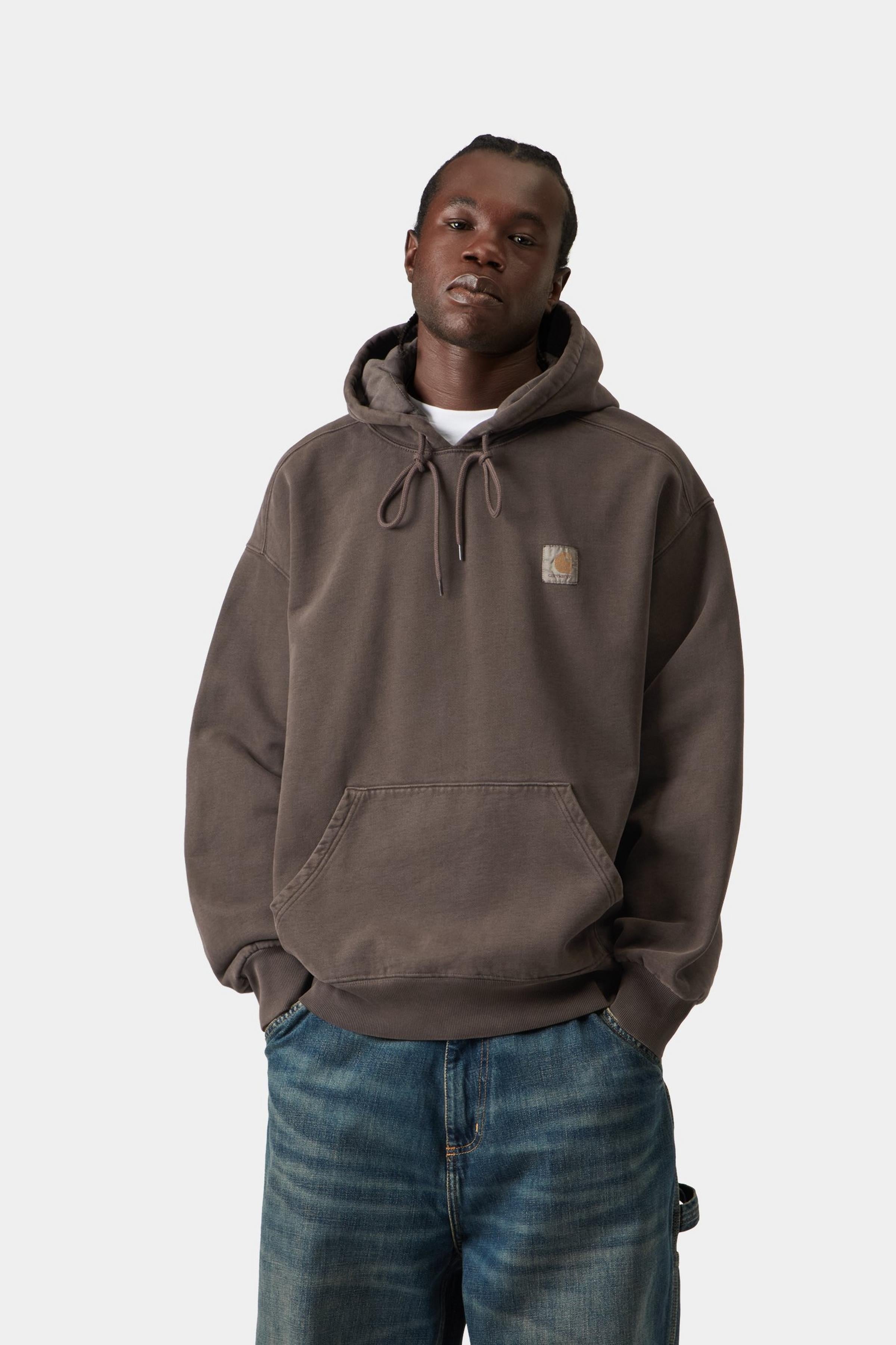 Sudadera CARHARTT WIP Hooded Vista Tobacco Garment Dyed en modelo