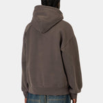 Sudadera CARHARTT WIP Hooded Vista Tobacco Garment Dyed vista trasera en modelo
