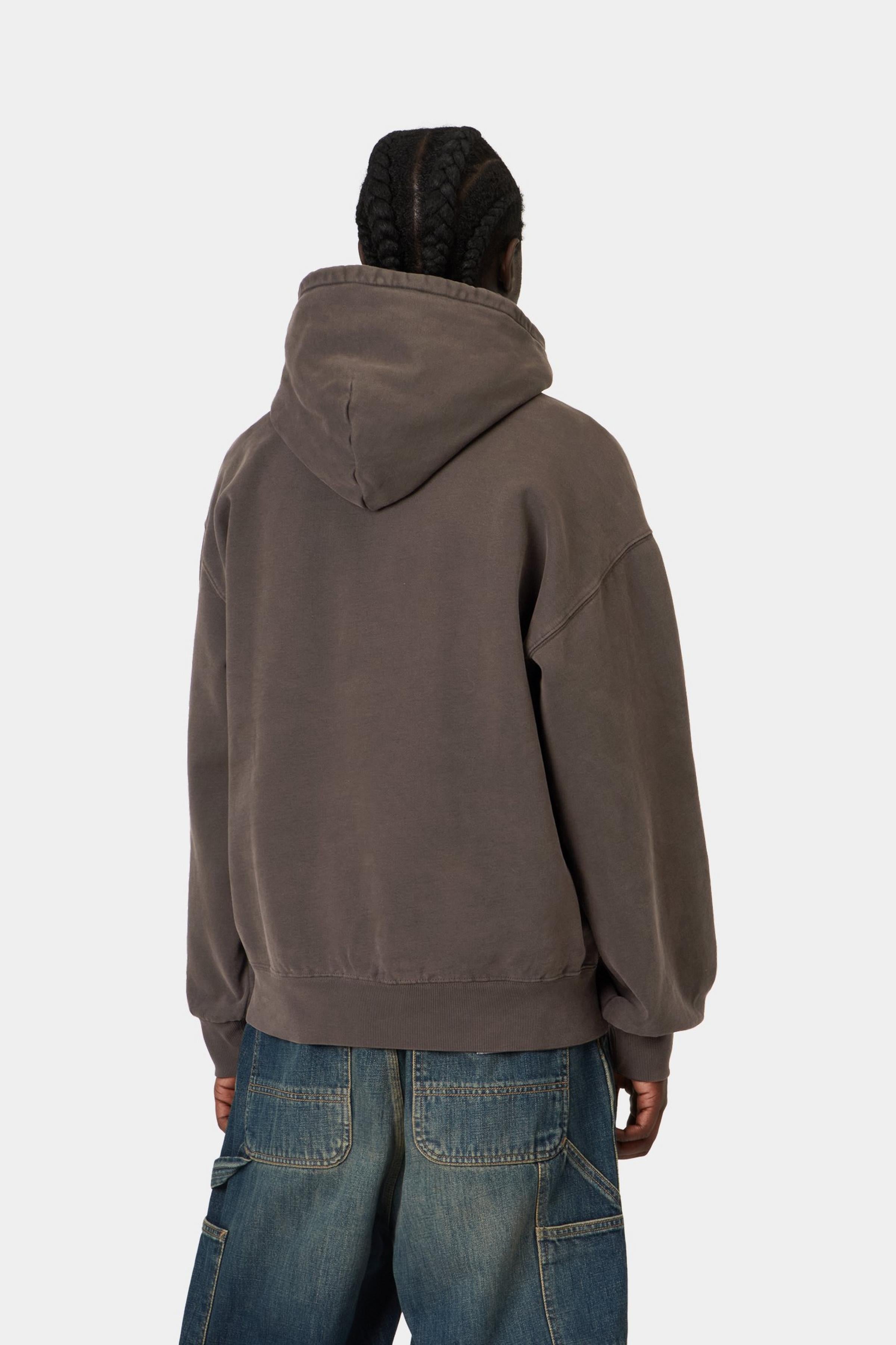 Sudadera CARHARTT WIP Hooded Vista Tobacco Garment Dyed vista trasera en modelo