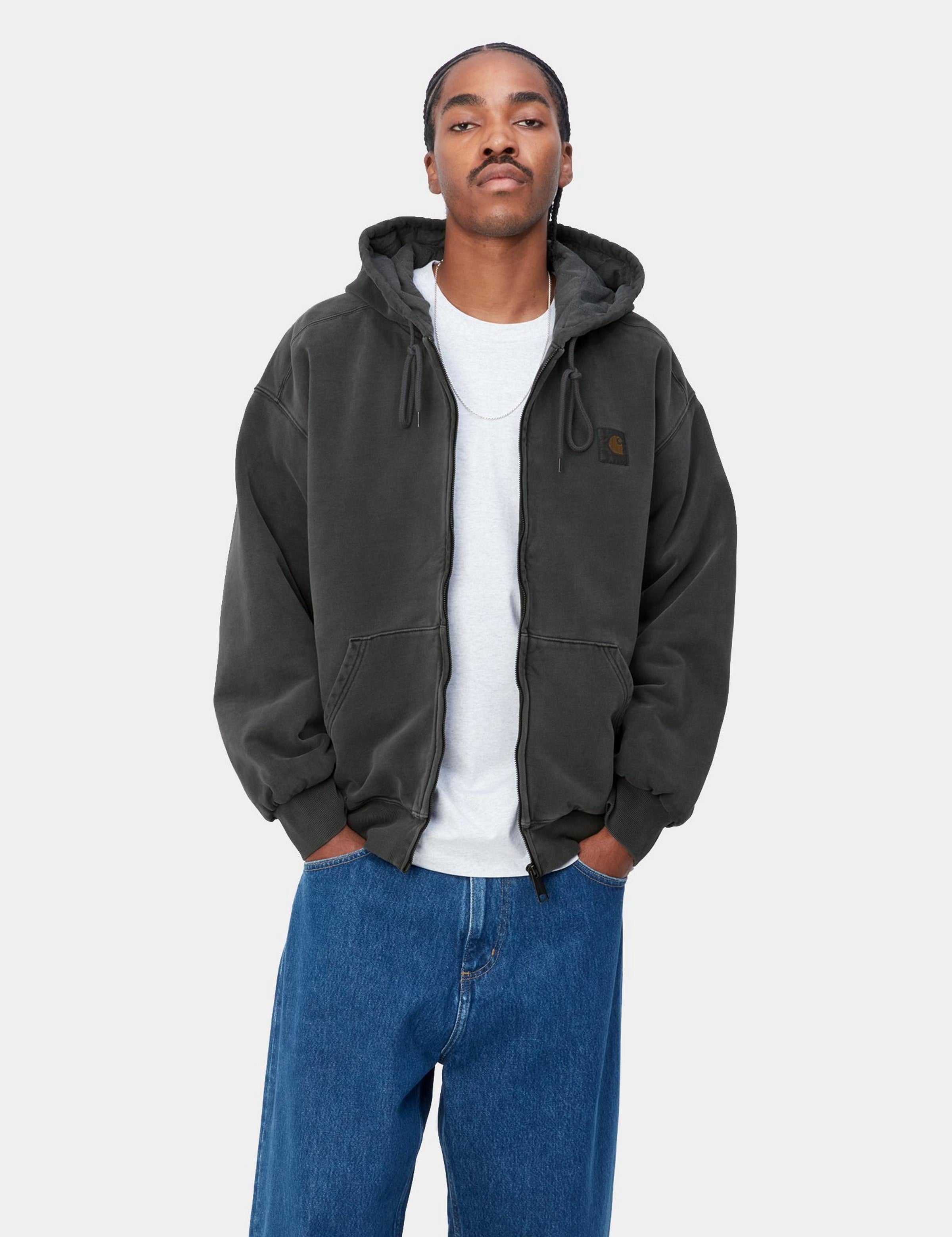 Sudadera CARHARTT WIP Hooded Vista Jacket Black Garment Dyed en modelo