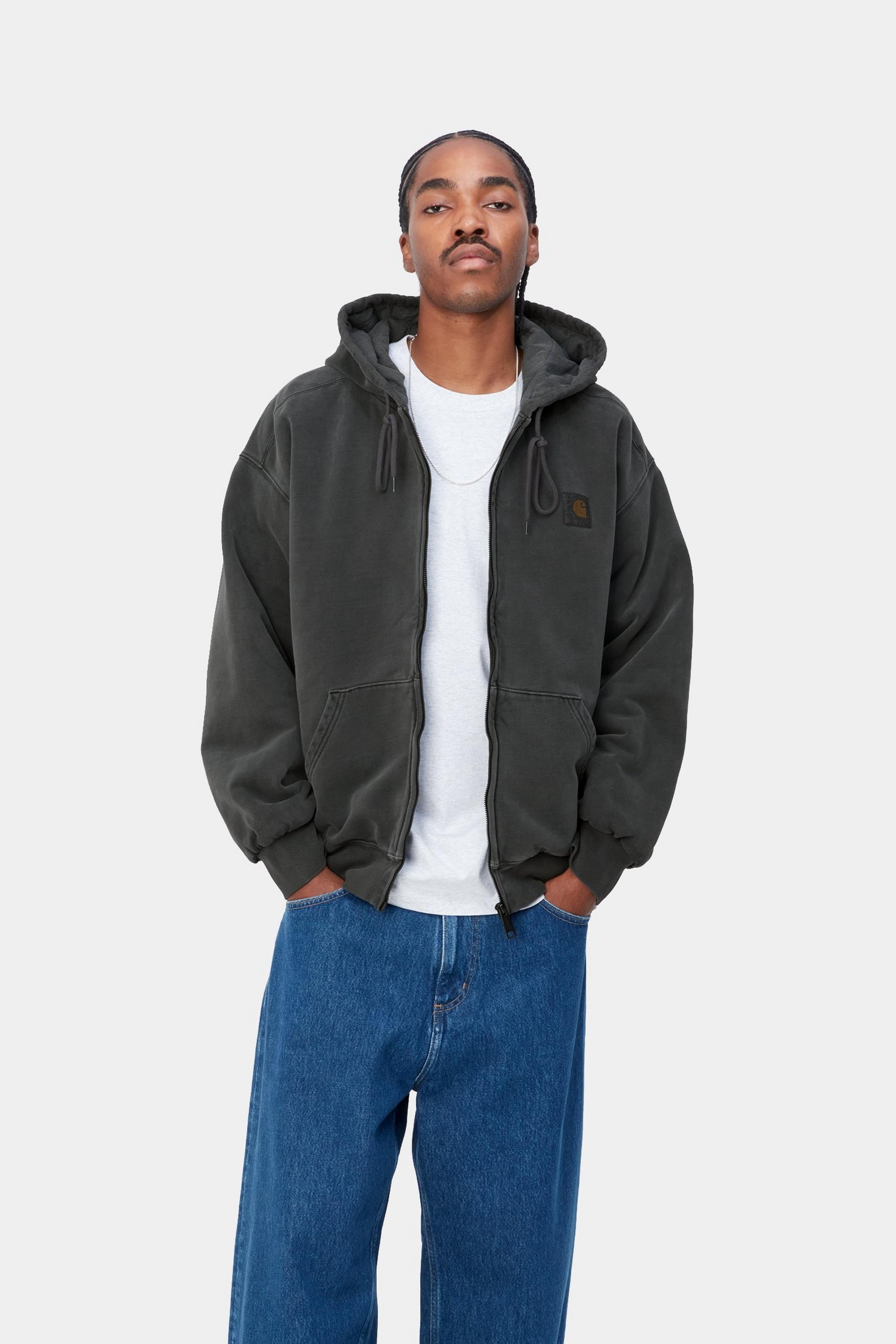 Sudadera CARHARTT WIP Hooded Vista Jacket Black Garment Dyed en modelo