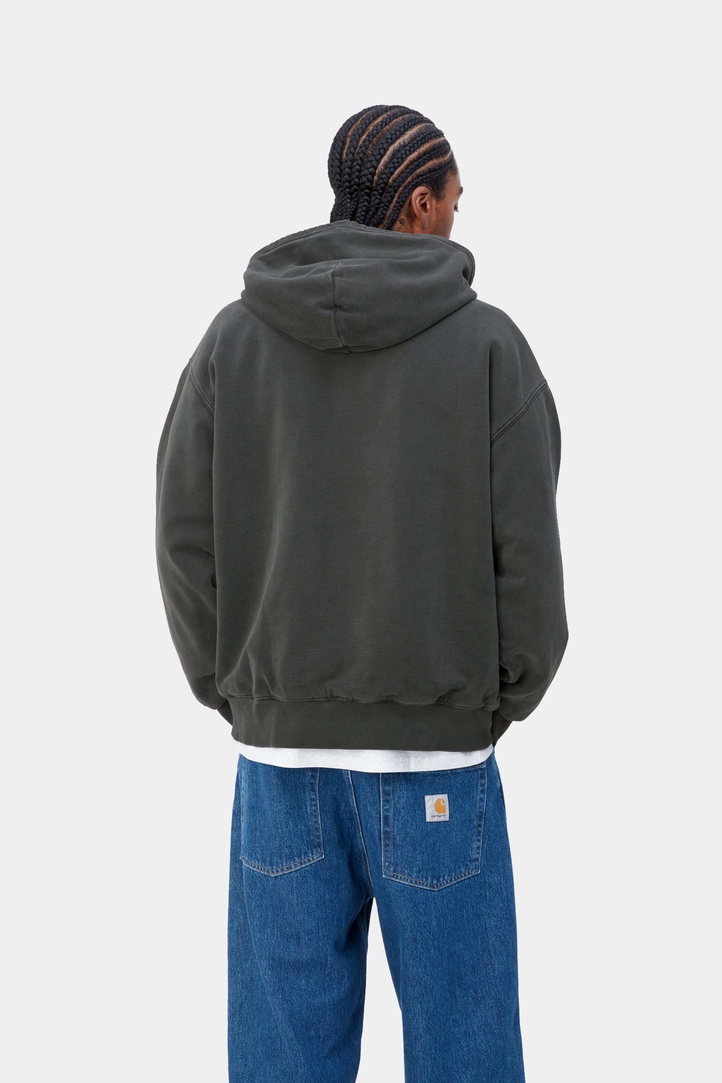 Sudadera CARHARTT WIP Hooded Vista Jacket Black Garment Dyed vista trasera en modelo