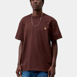 Camiseta CARHARTT WIP S/S American Script Amarone en modelo