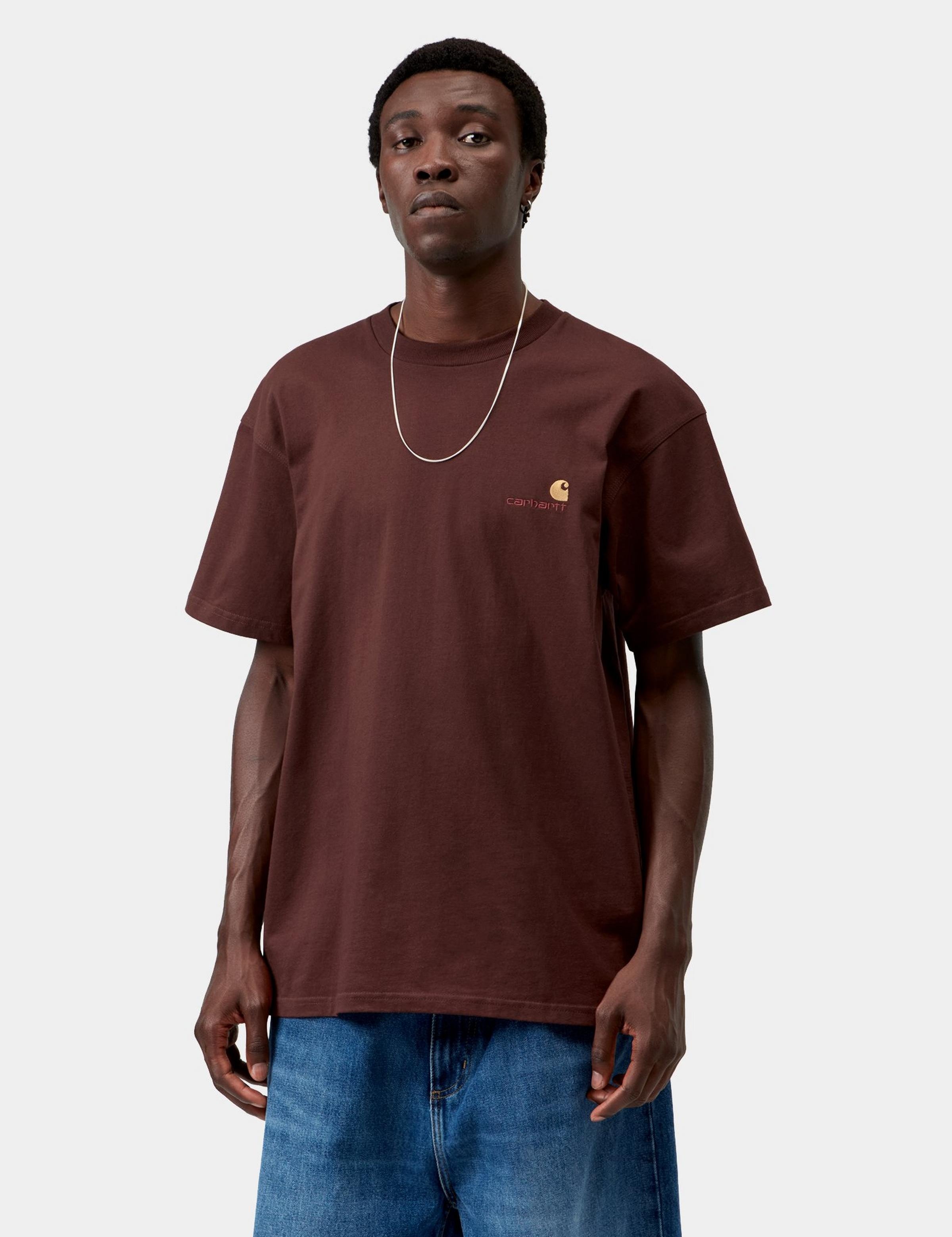 Camiseta CARHARTT WIP S/S American Script Amarone en modelo