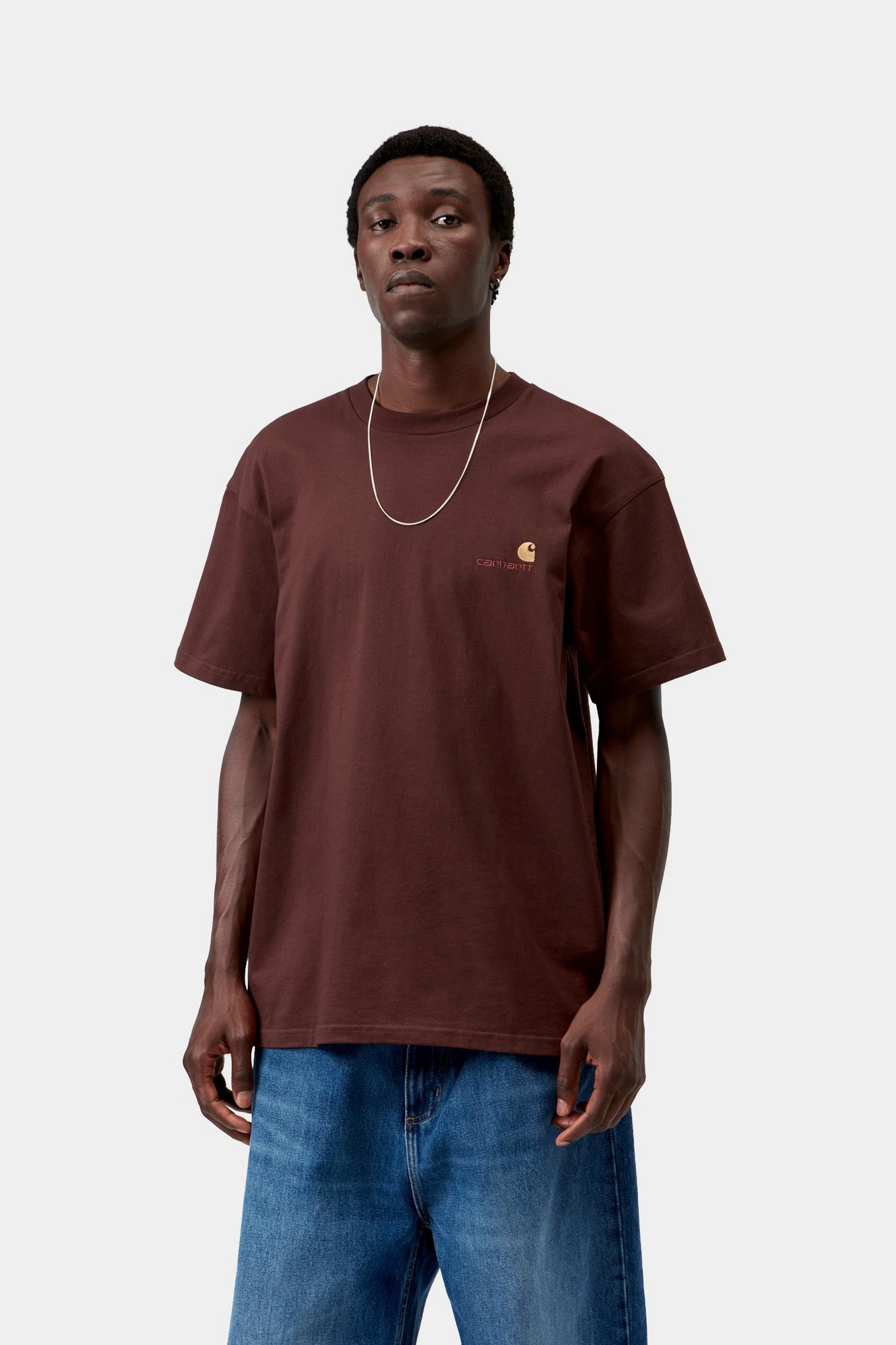 Camiseta CARHARTT WIP S/S American Script Amarone en modelo