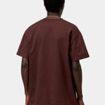 Camiseta CARHARTT WIP S/S American Script Amarone vista trasera en modelo