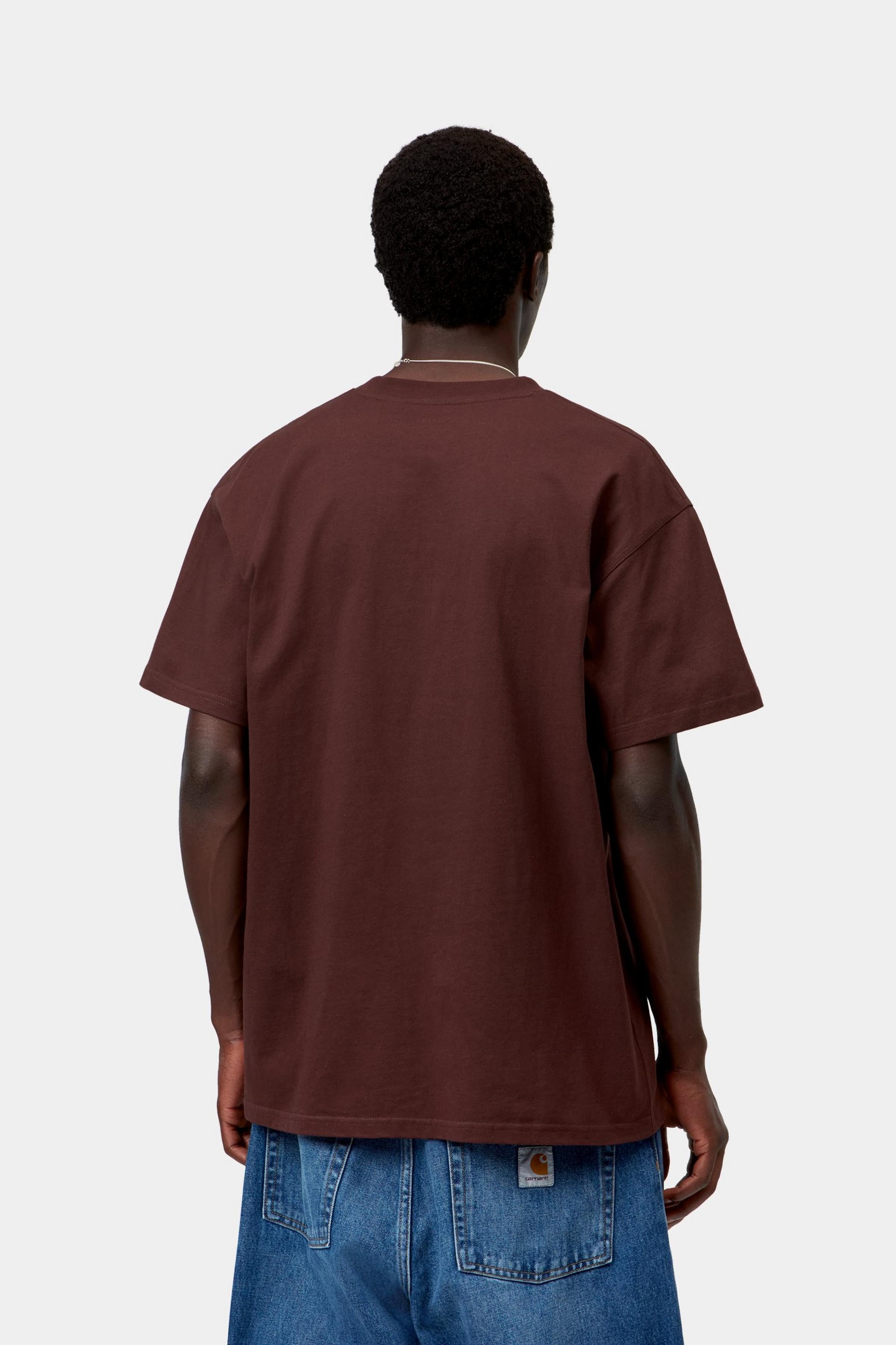 Camiseta CARHARTT WIP S/S American Script Amarone vista trasera en modelo