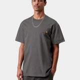 Camiseta CARHARTT WIP S/S American Script Graphite en modelo
