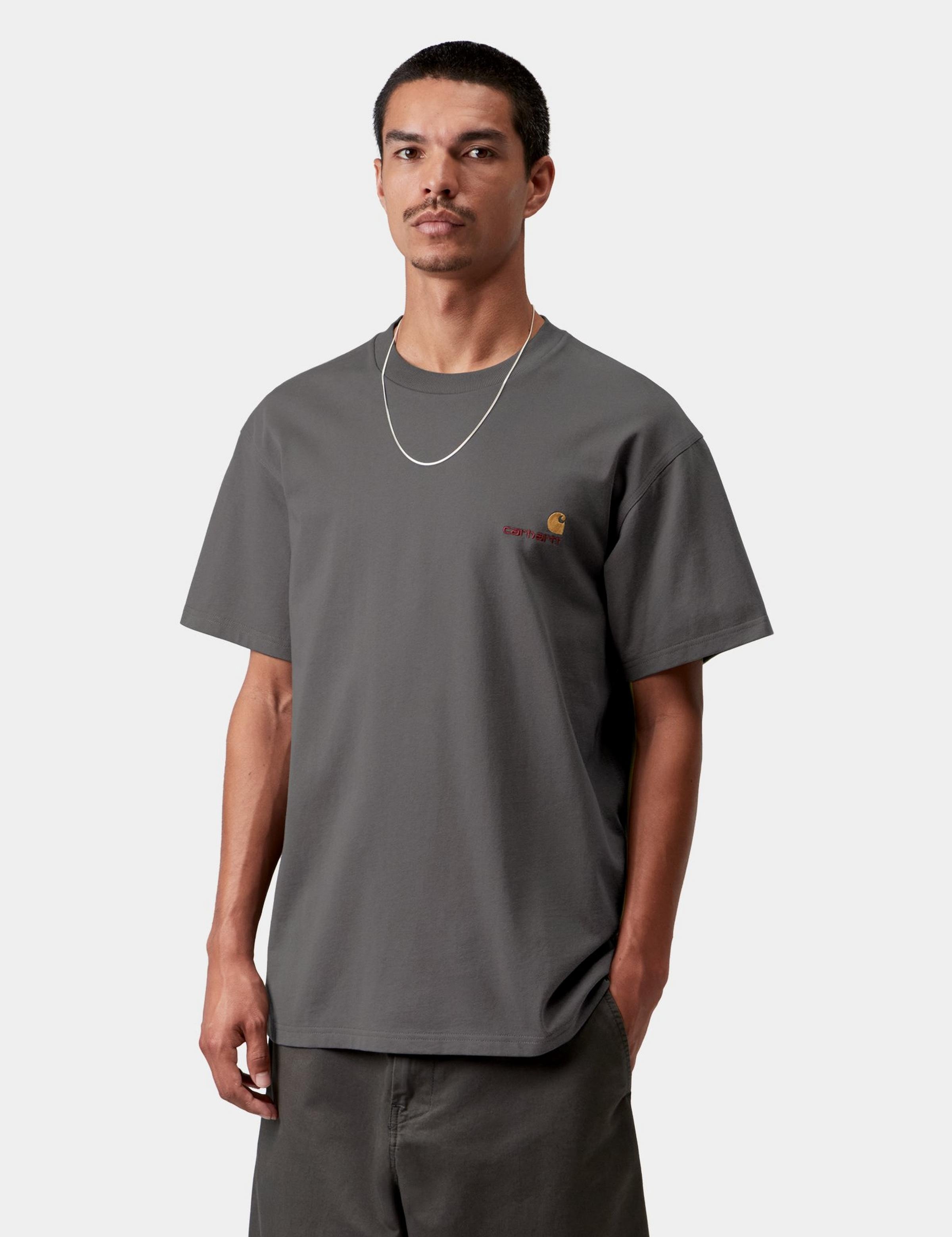 Camiseta CARHARTT WIP S/S American Script Graphite en modelo