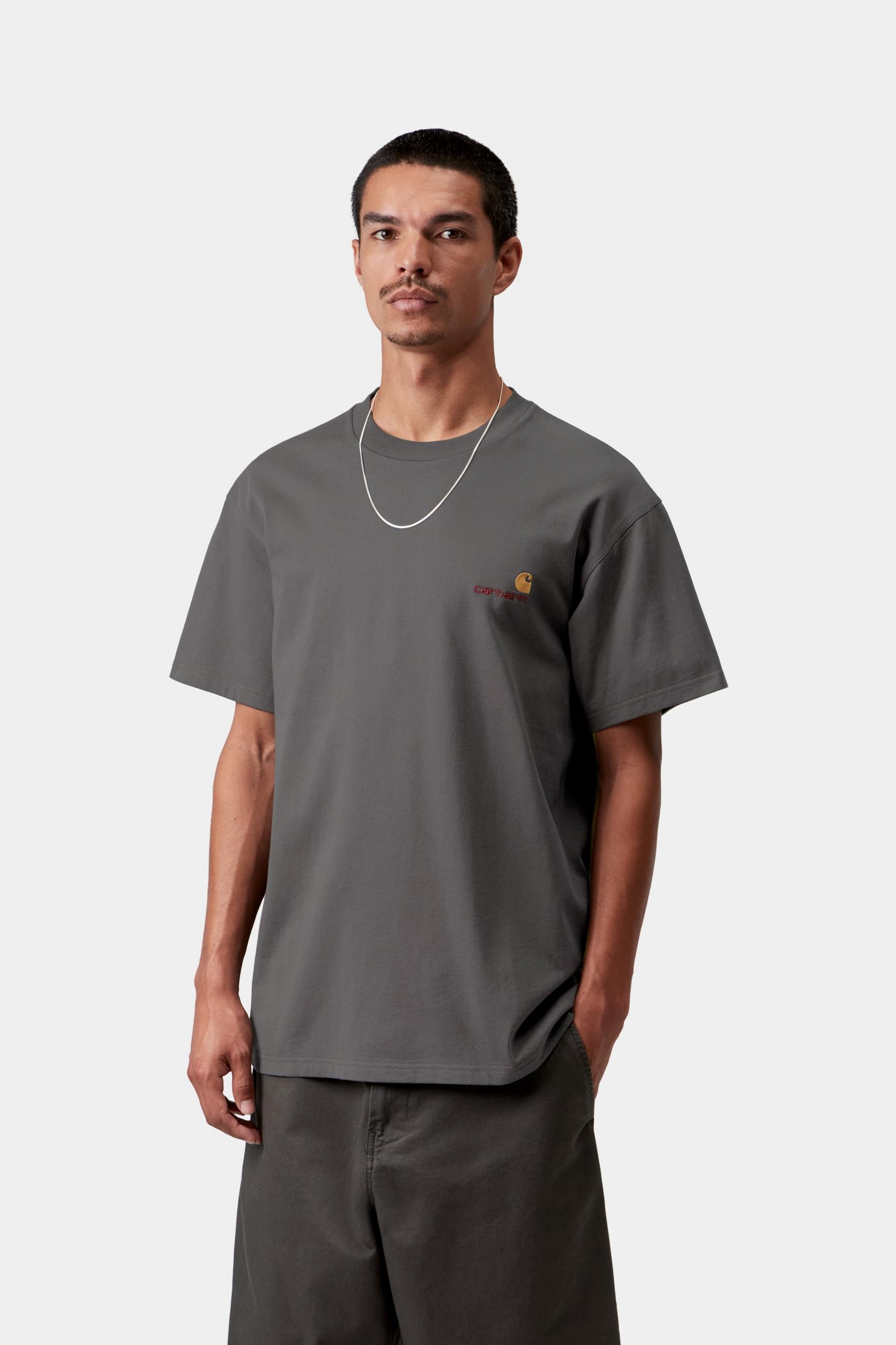 Camiseta CARHARTT WIP S/S American Script Graphite en modelo