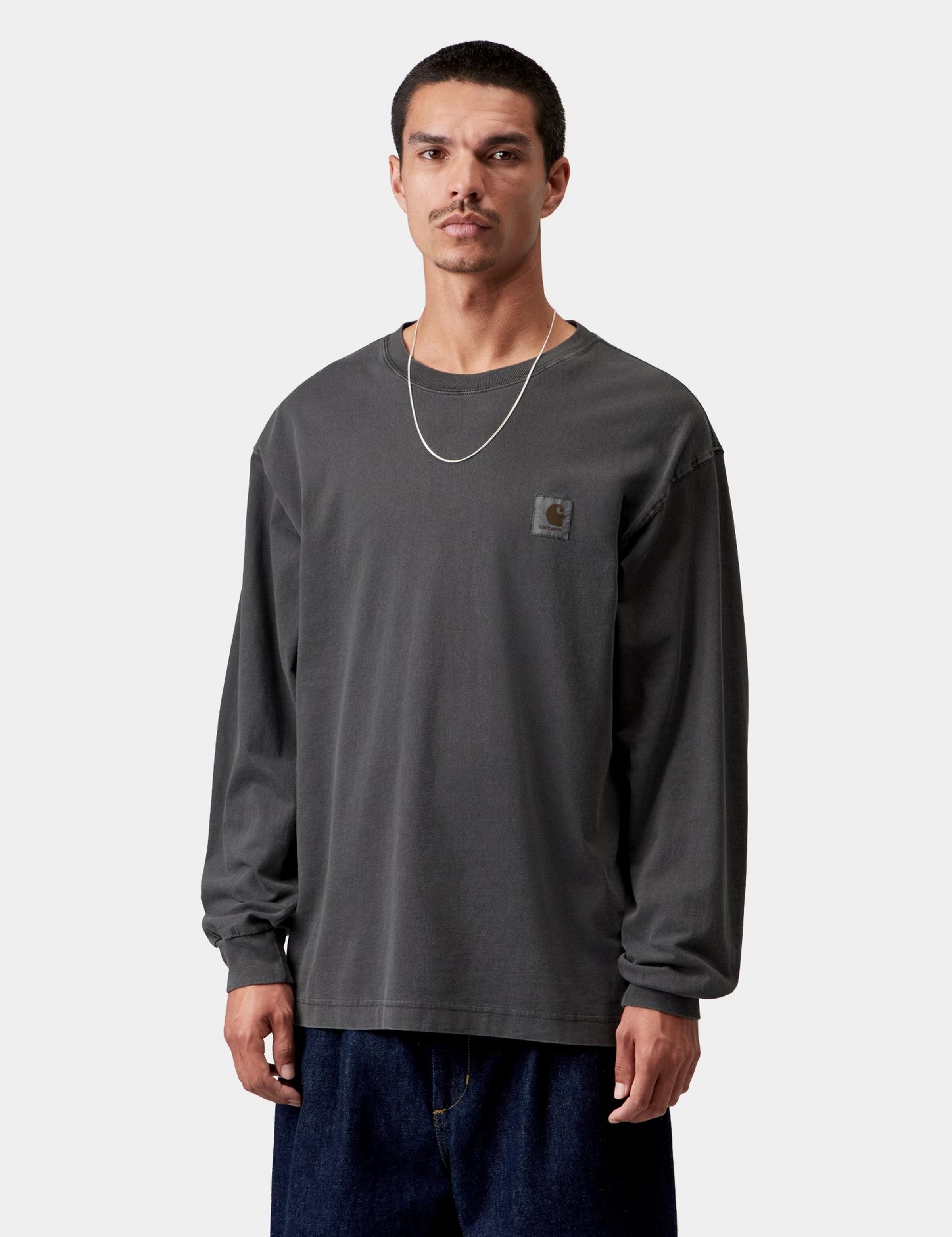 Camiseta CARHARTT WIP L/S Vista Black Garment Dyed en modelo