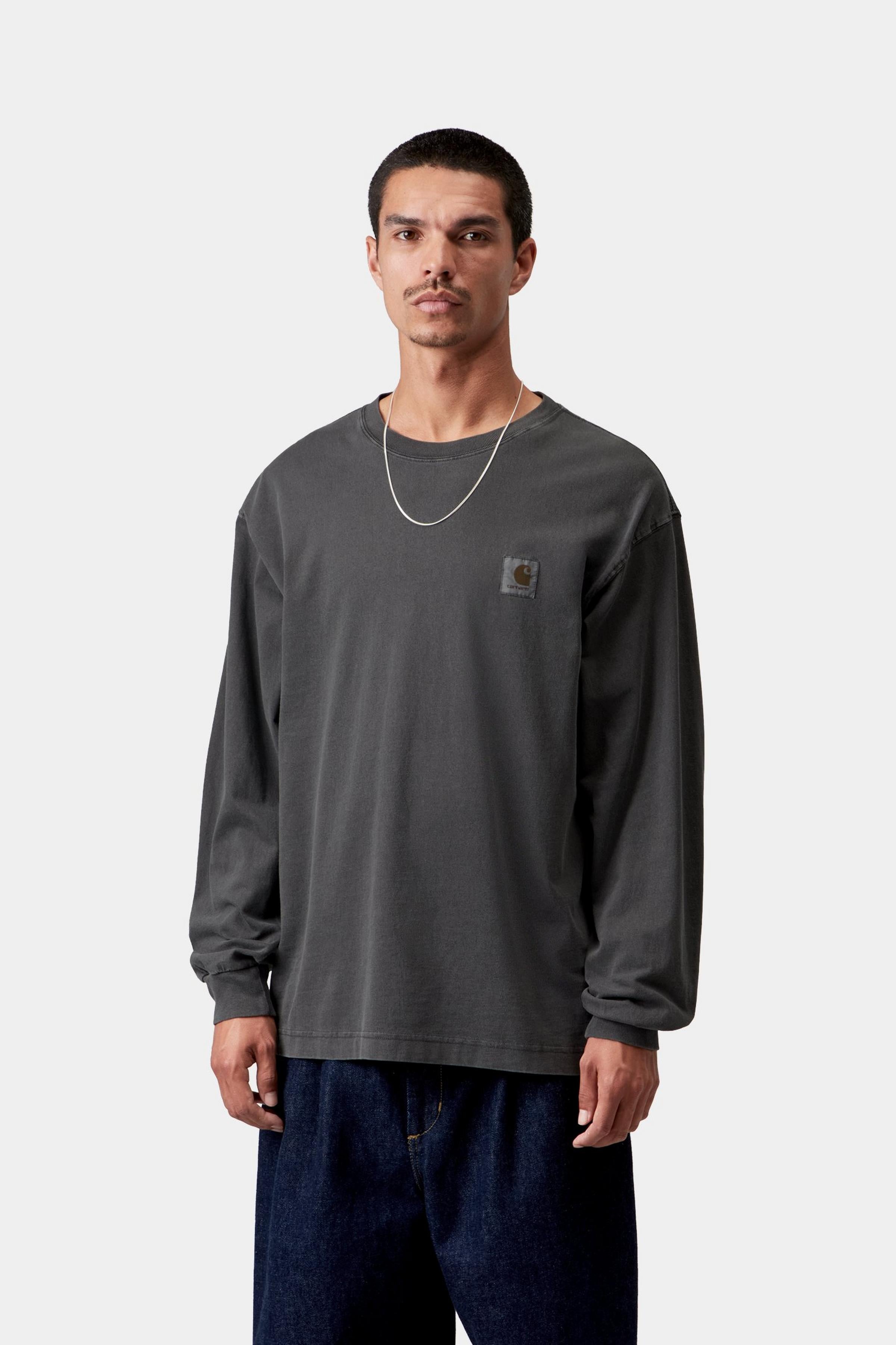 Camiseta CARHARTT WIP L/S Vista Black Garment Dyed en modelo