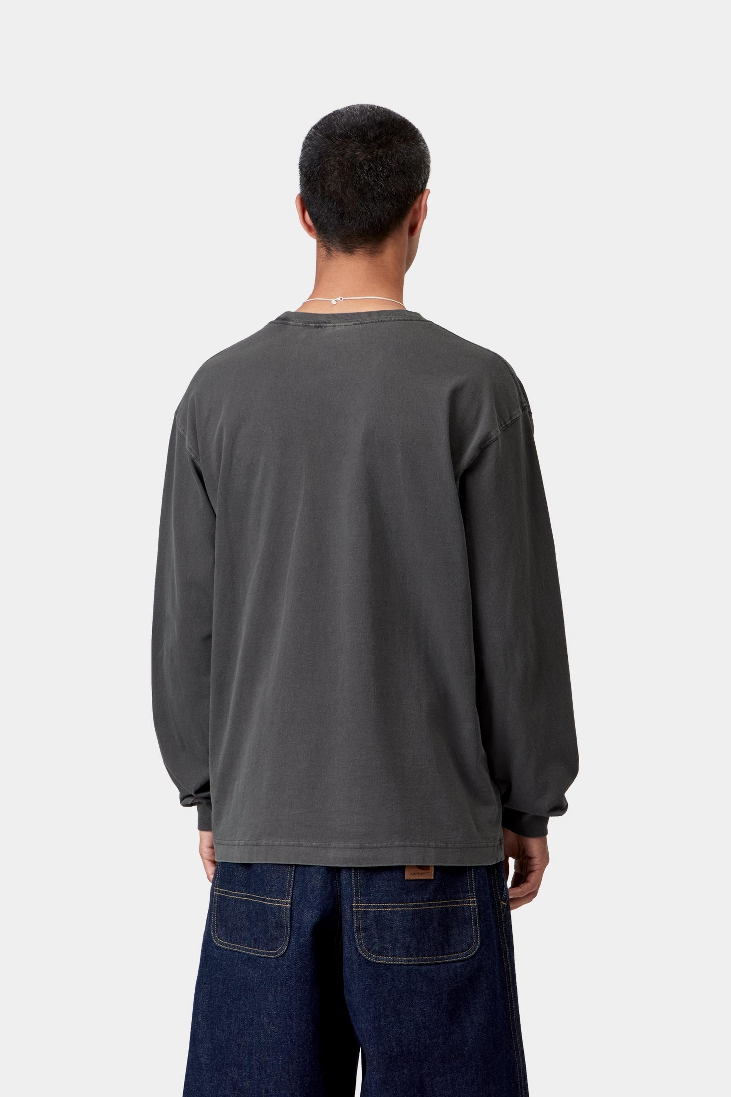 Camiseta CARHARTT WIP L/S Vista Black Garment Dyed vista trasera en modelo
