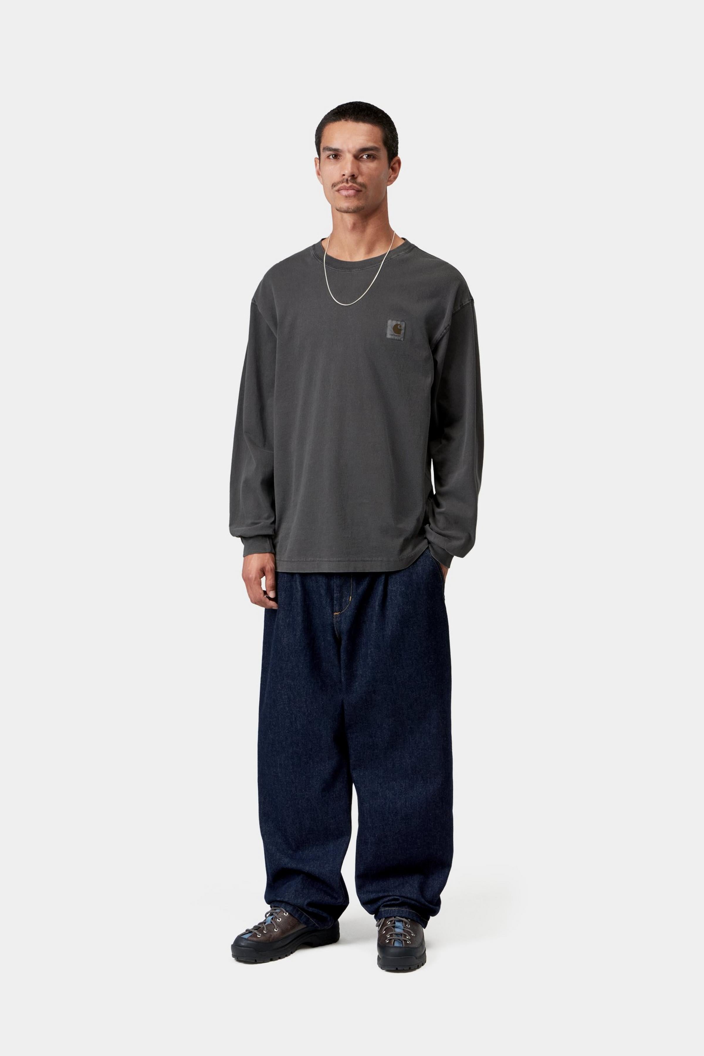 Camiseta CARHARTT WIP L/S Vista Black Garment Dyed look completo