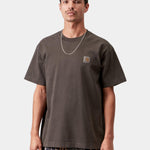 Camiseta CARHARTT WIP S/S Vista Tobacco Garment Dyed en modelo