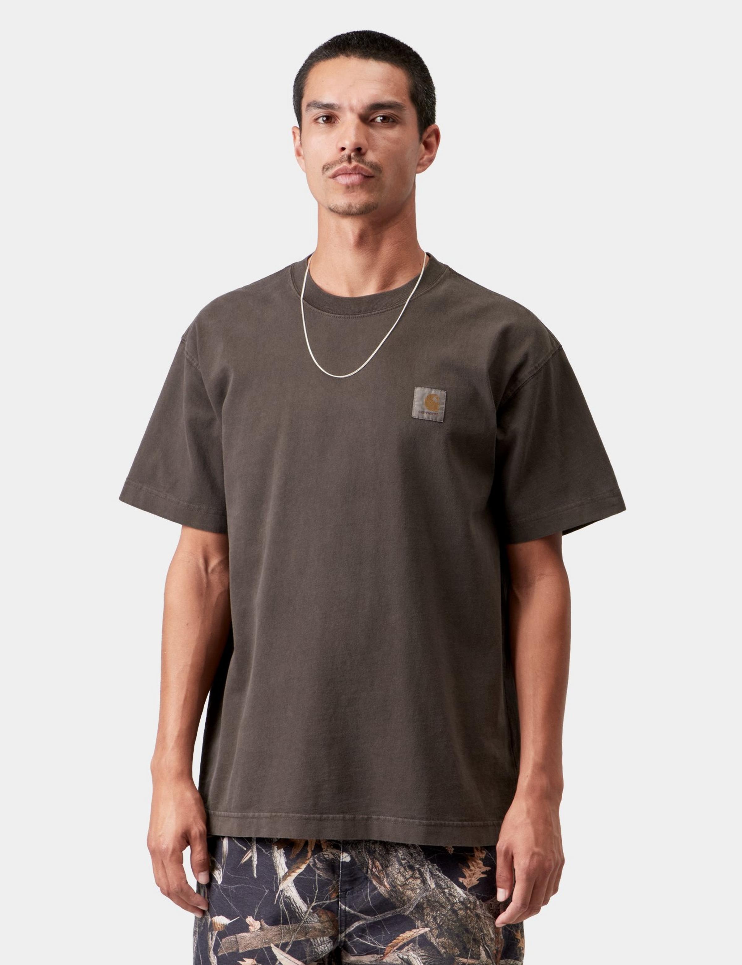 Camiseta CARHARTT WIP S/S Vista Tobacco Garment Dyed en modelo