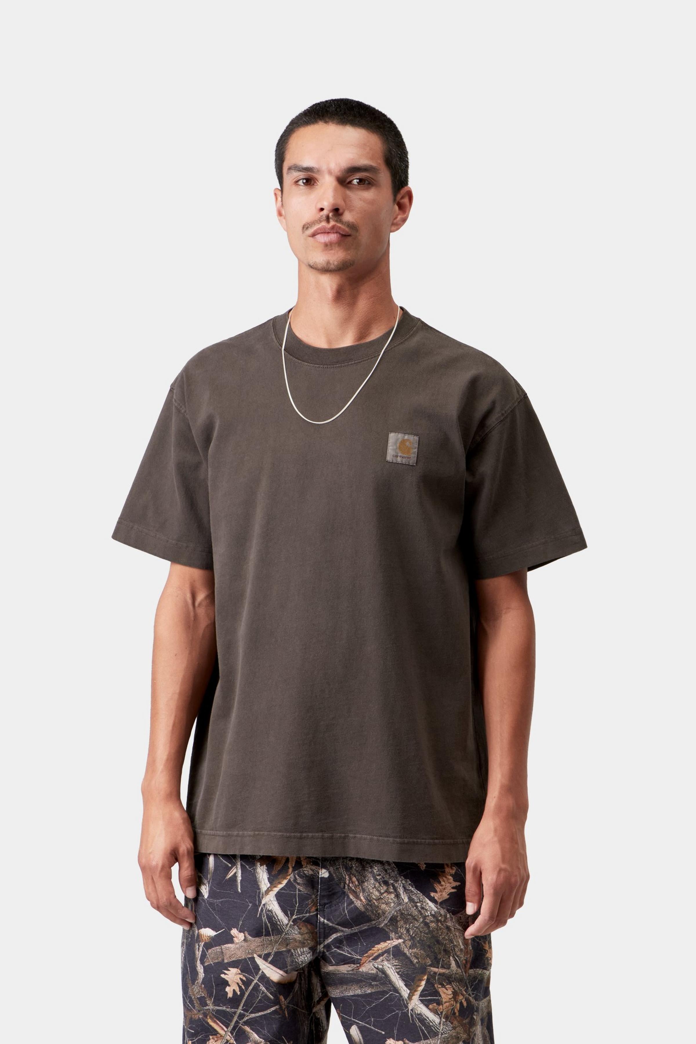 Camiseta CARHARTT WIP S/S Vista Tobacco Garment Dyed en modelo