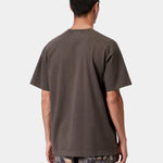 Camiseta CARHARTT WIP S/S Vista Tobacco Garment Dyed vista trasera en modelo