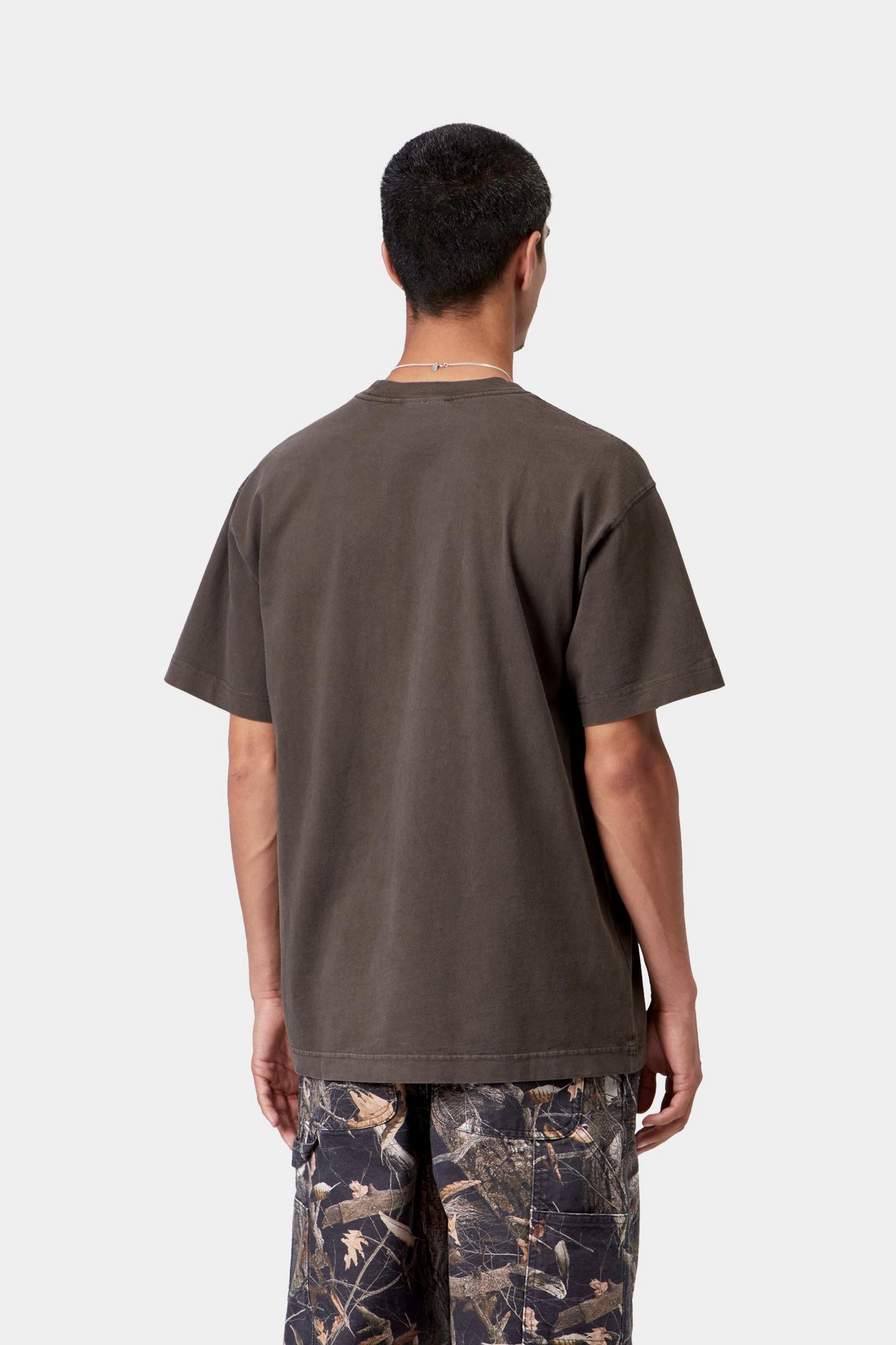 Camiseta CARHARTT WIP S/S Vista Tobacco Garment Dyed vista trasera en modelo