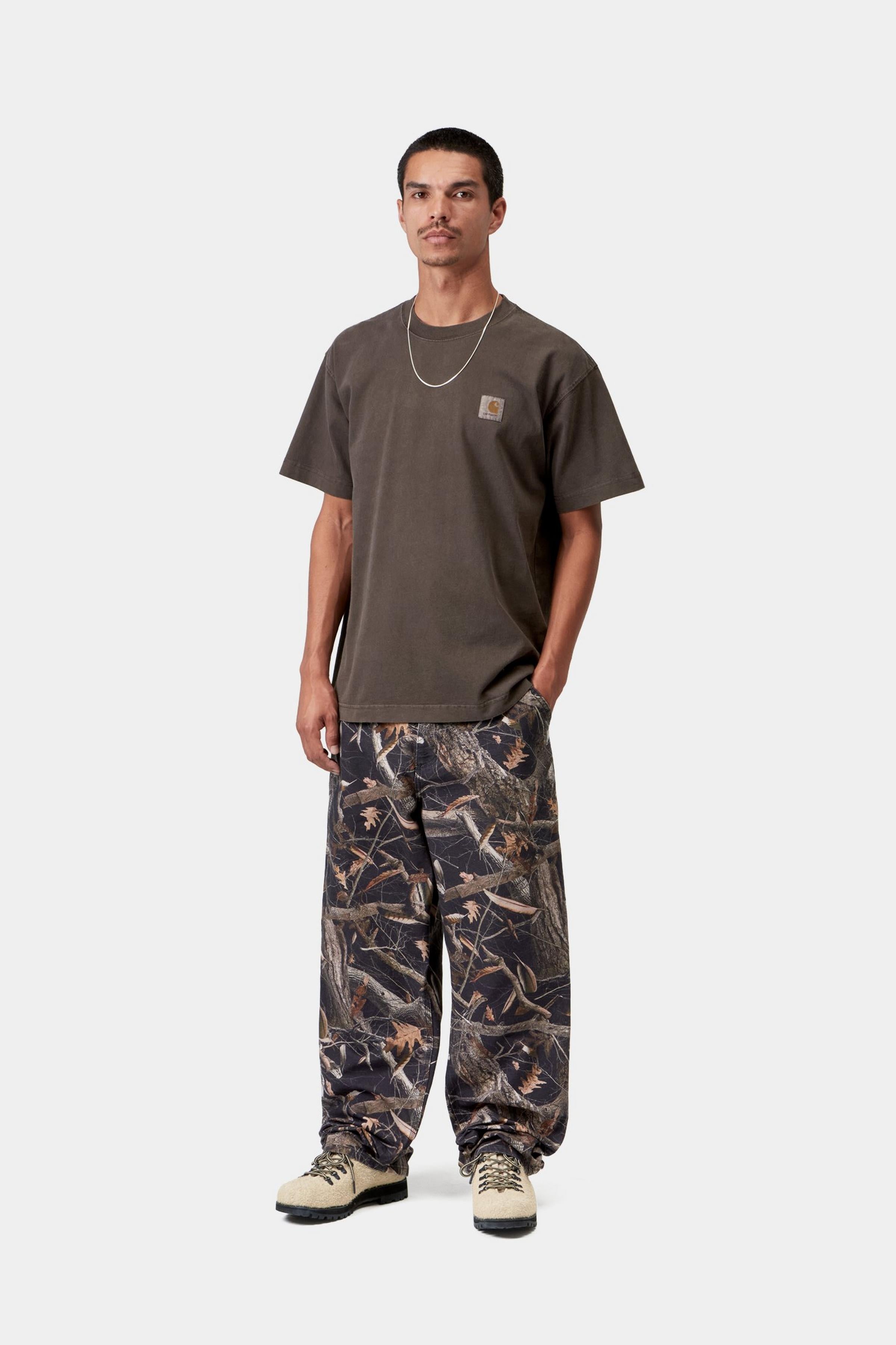 Camiseta CARHARTT WIP S/S Vista Tobacco Garment Dyed look completo