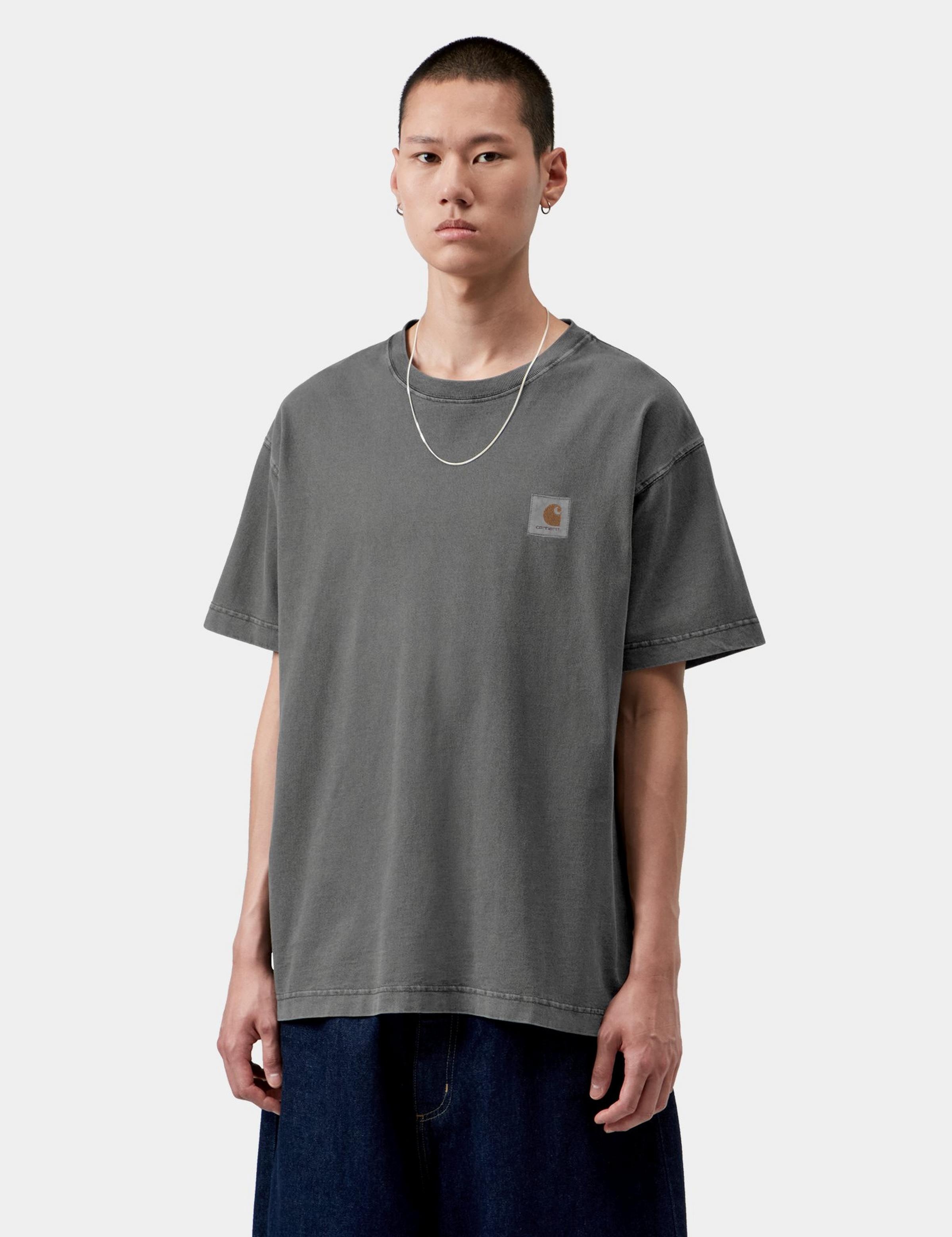 Camiseta CARHARTT WIP S/S Vista Black Garment Dyed en modelo