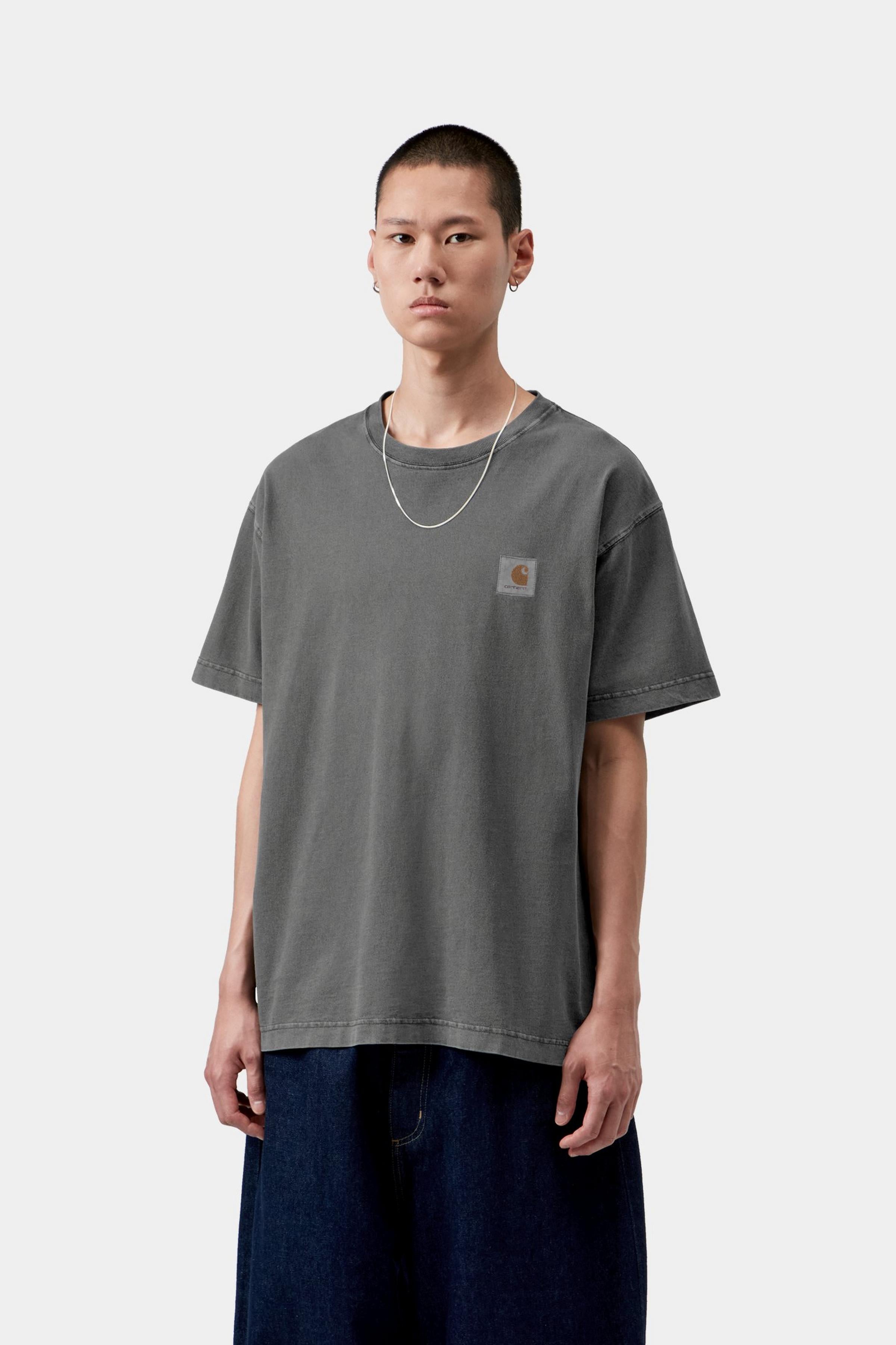 Camiseta CARHARTT WIP S/S Vista Black Garment Dyed en modelo