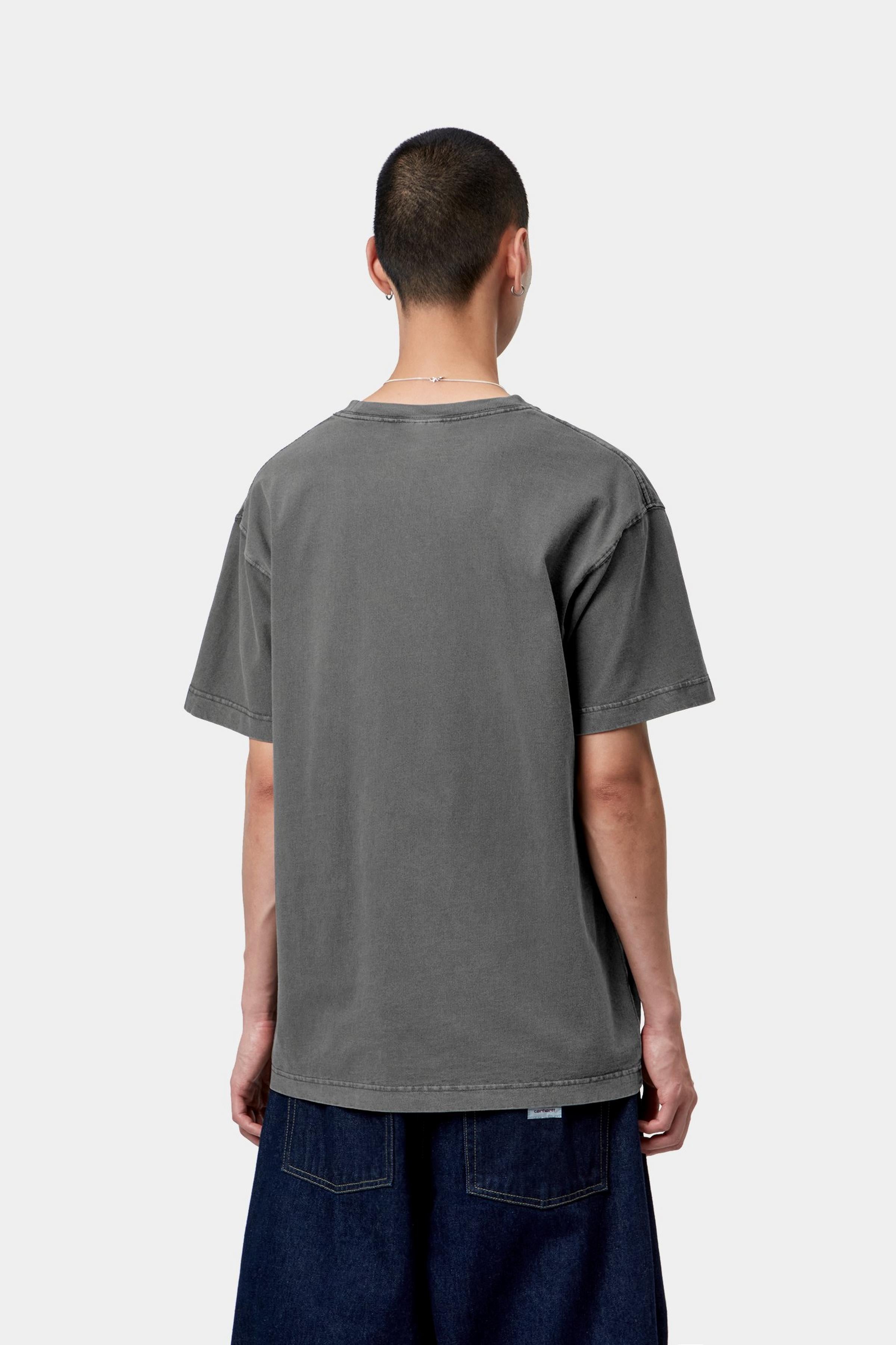 Camiseta CARHARTT WIP S/S Vista Black Garment Dyed vista trasera en modelo