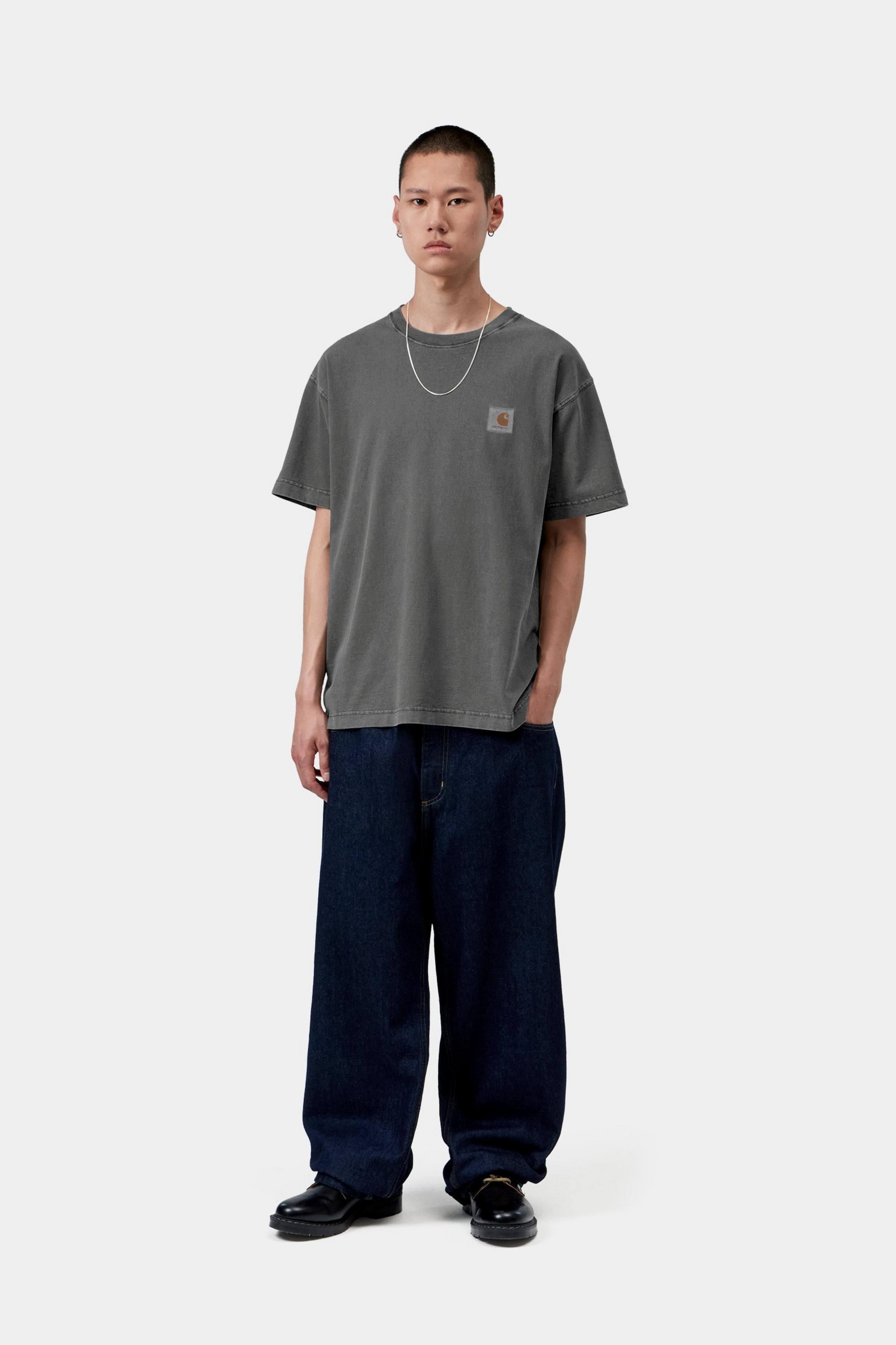 Camiseta CARHARTT WIP S/S Vista Black Garment Dyed look completo