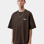 Camiseta CARHARTT WIP S/S Signature Script Tobacco Natural en modelo