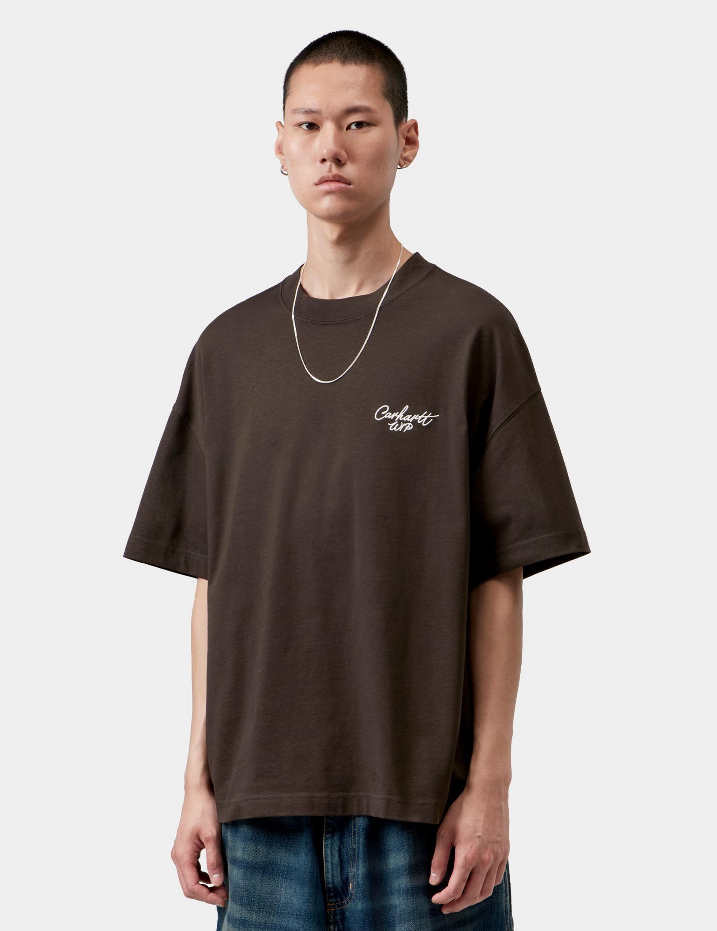 Camiseta CARHARTT WIP S/S Signature Script Tobacco Natural en modelo