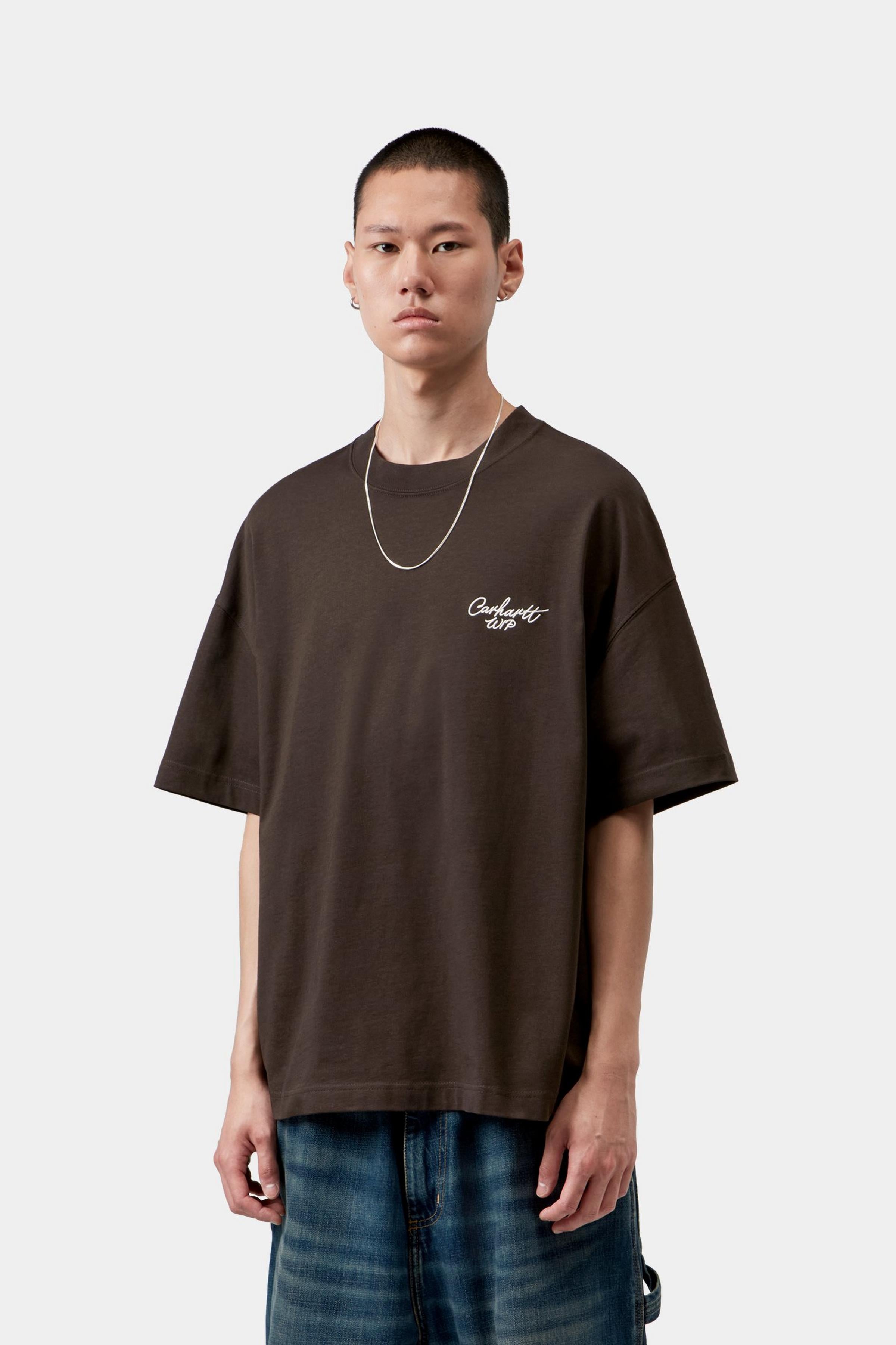 Camiseta CARHARTT WIP S/S Signature Script Tobacco Natural en modelo