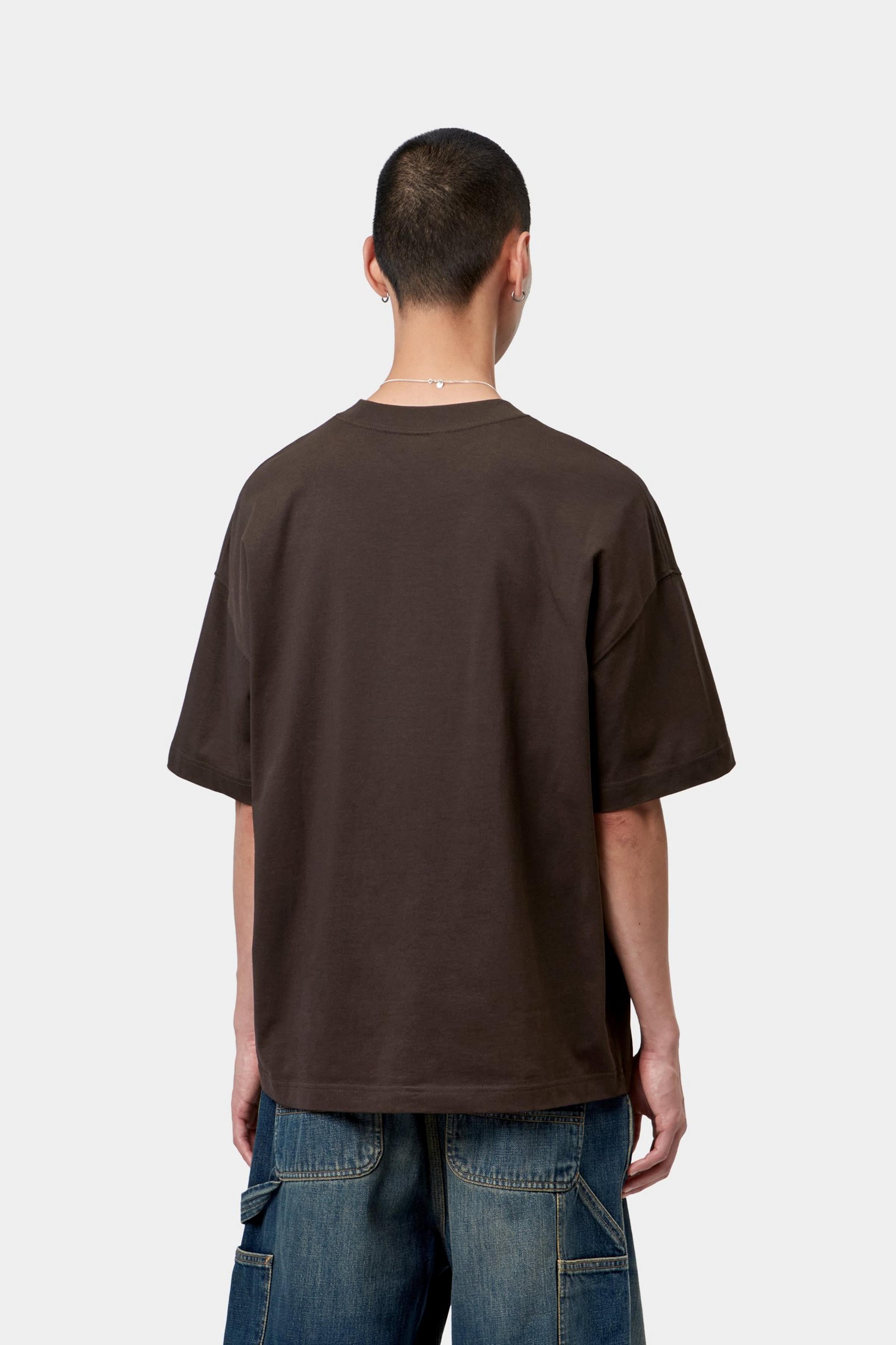 Camiseta CARHARTT WIP S/S Signature Script Tobacco Natural vista trasera en modelo