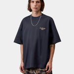 Camiseta CARHARTT WIP S/S Signature Script Dark Navy WIP Dusty H en modelo