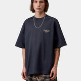 Camiseta CARHARTT WIP S/S Signature Script Dark Navy WIP Dusty H en modelo