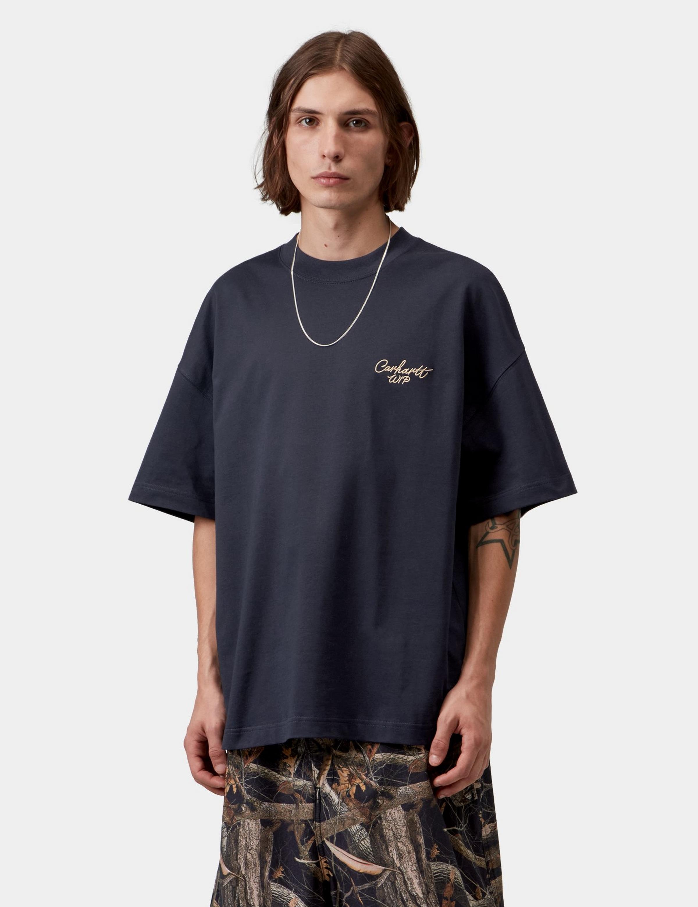 Camiseta CARHARTT WIP S/S Signature Script Dark Navy WIP Dusty H en modelo