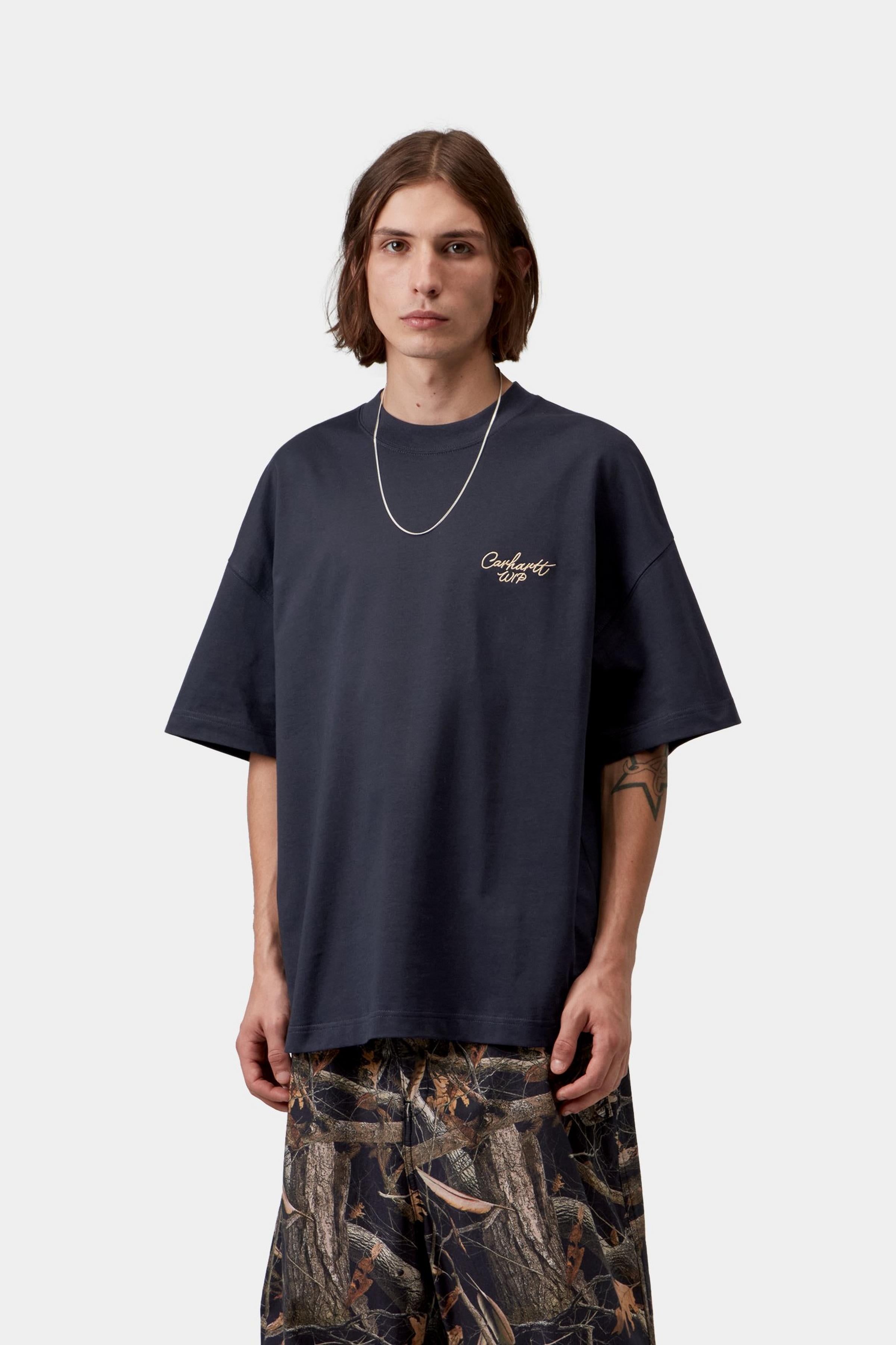 Camiseta CARHARTT WIP S/S Signature Script Dark Navy WIP Dusty H en modelo