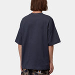 Camiseta CARHARTT WIP S/S Signature Script Dark Navy WIP Dusty H vista trasera en modelo