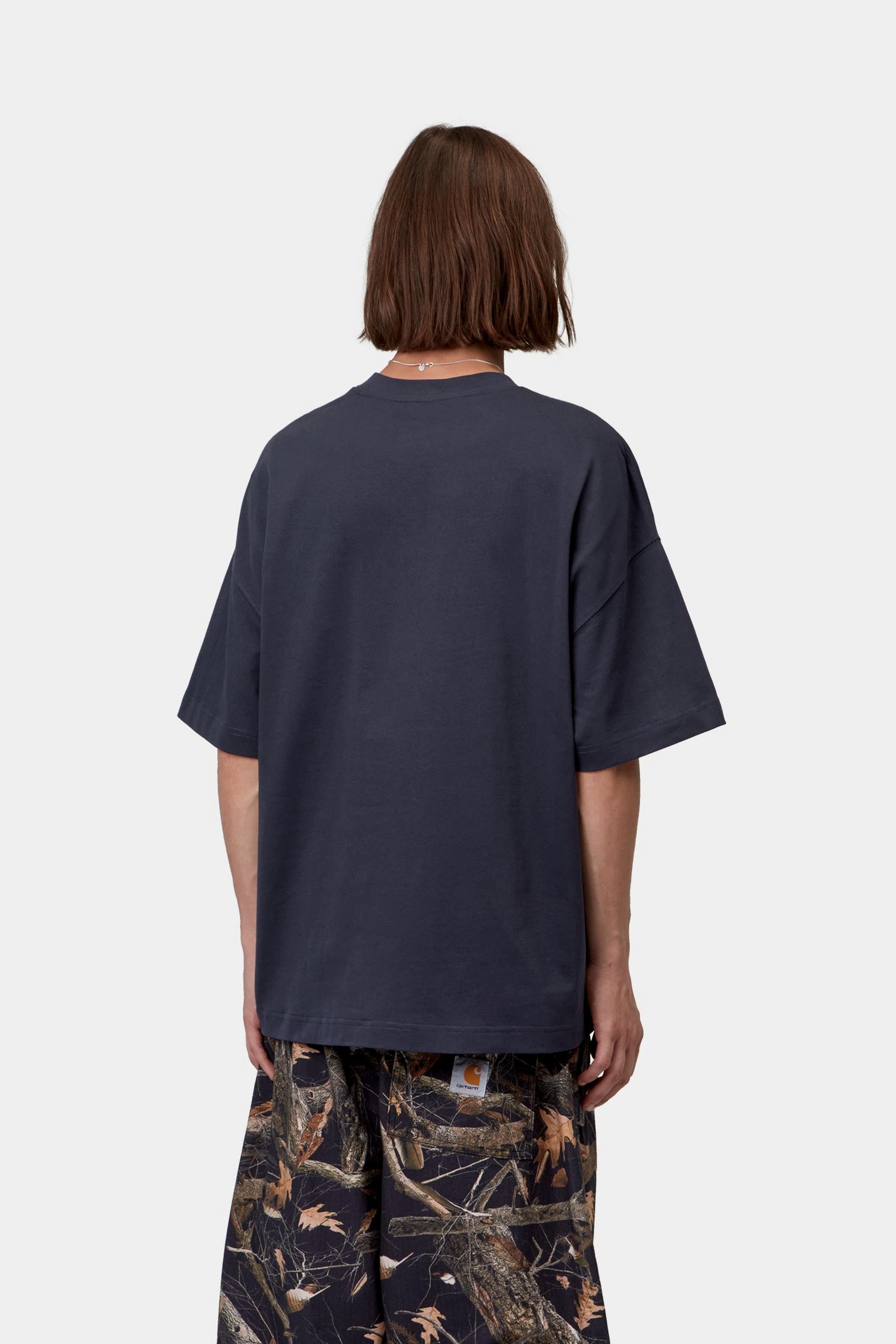 Camiseta CARHARTT WIP S/S Signature Script Dark Navy WIP Dusty H vista trasera en modelo