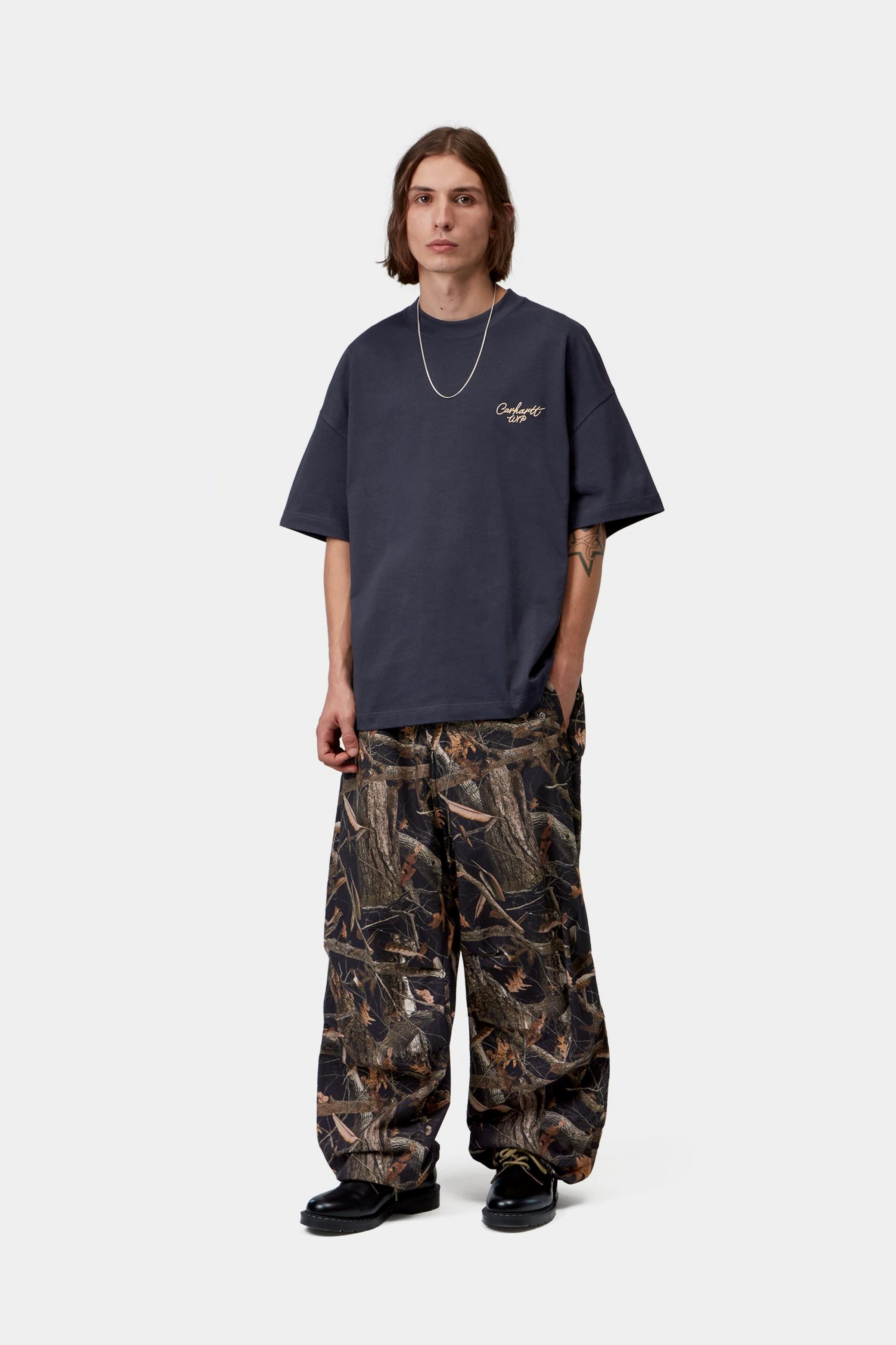 Camiseta CARHARTT WIP S/S Signature Script Dark Navy WIP Dusty H look completo