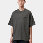 Camiseta CARHARTT WIP S/S Signature Script Graphite Dark Scarab en modelo