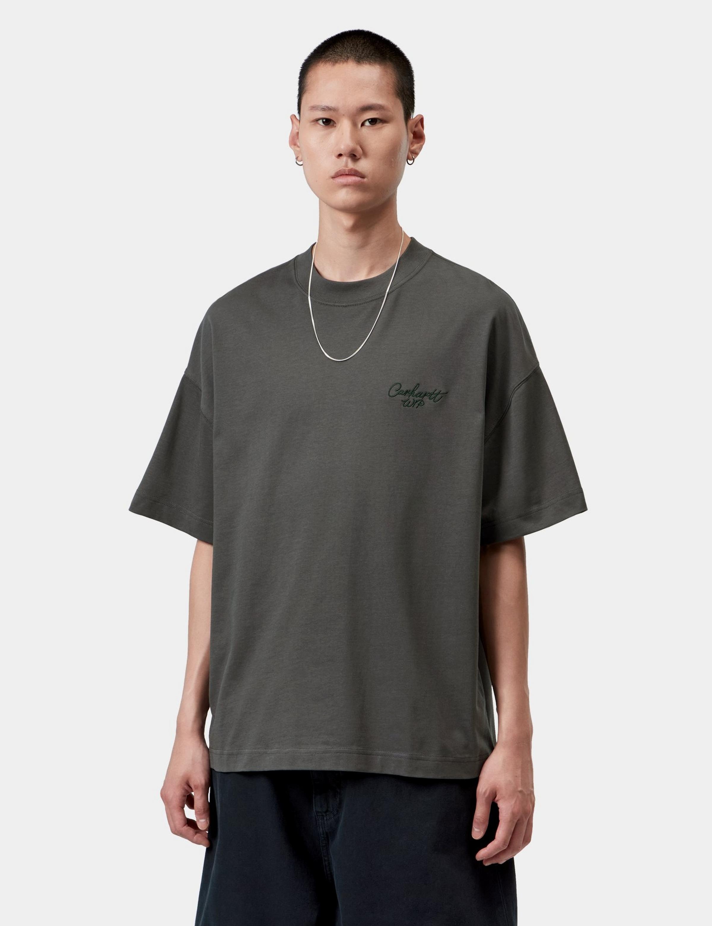 Camiseta CARHARTT WIP S/S Signature Script Graphite Dark Scarab en modelo