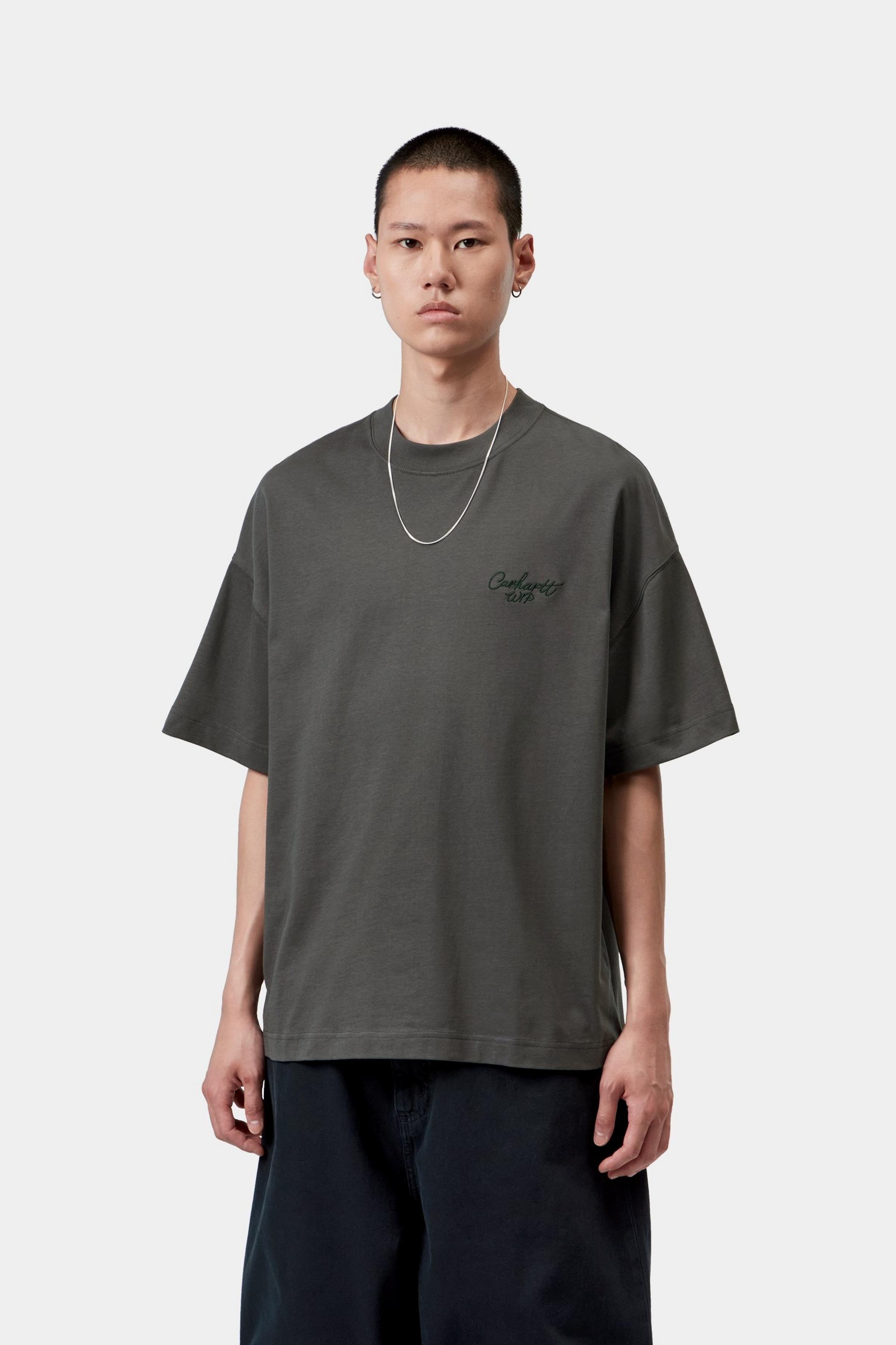 Camiseta CARHARTT WIP S/S Signature Script Graphite Dark Scarab en modelo